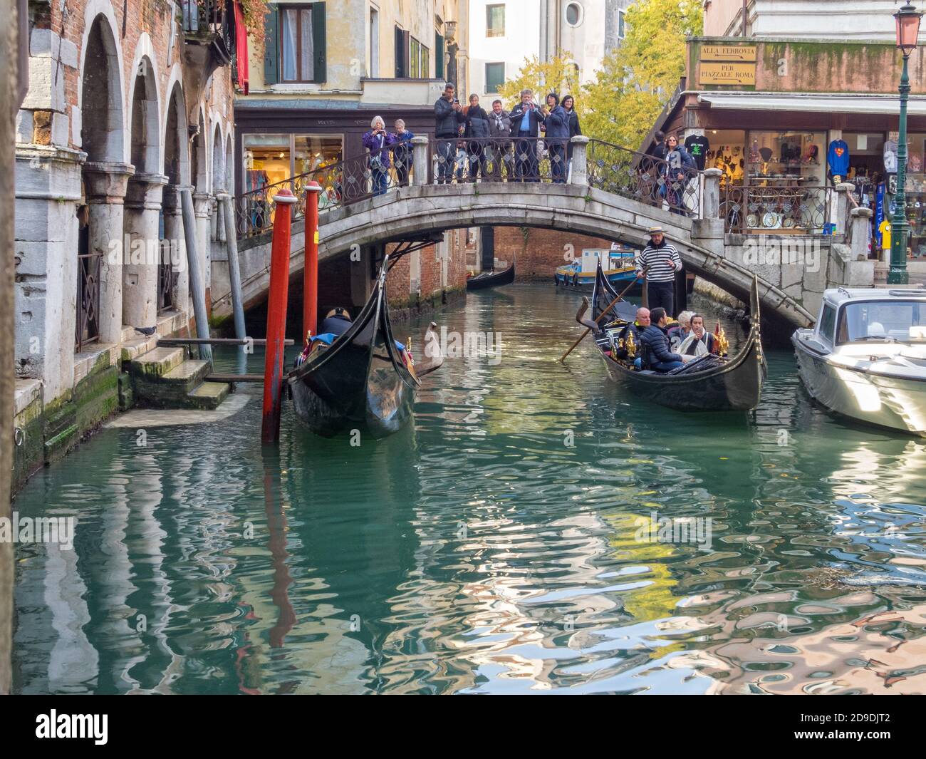 Ponte Santi Apostoli con turisti e gondole - Venezia, Veneto, Italia Foto Stock