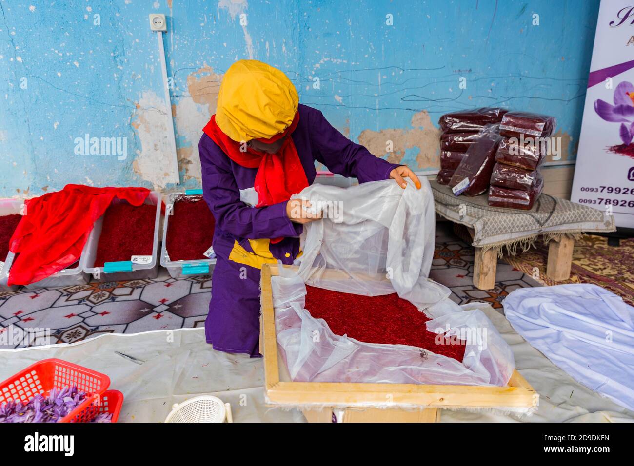 Herat, Afghanistan. 4 Nov 2020. Le donne afghane lavorano in una fabbrica di lavorazione dello zafferano nella città di Herat, Afghanistan occidentale, 4 novembre 2020. Il Ministero dell'Agricoltura, dell'irrigazione e del bestiame dell'Afghanistan prevede che il paese potrebbe raccogliere 24 tonnellate di zafferano quest'anno, poiché più terreni sono stati coltivati con la pianta di valore, ha detto un funzionario locale giovedì. Credit: Elaha Sahel/Xinhua/Alamy Live News Foto Stock