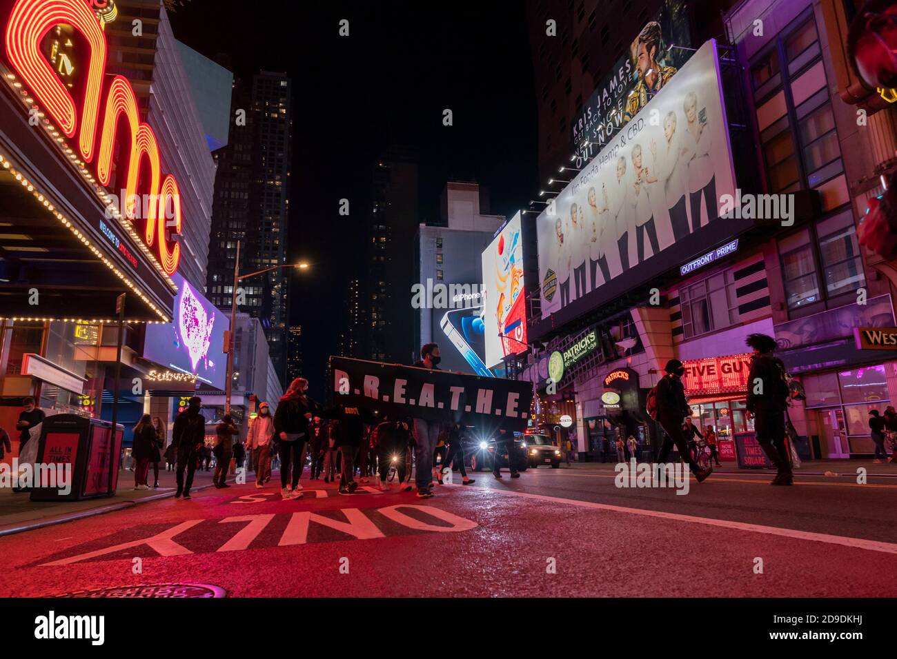 New York, NY - 4 novembre 2020: Membri di B.R.E.A.T.H. Walk sulla 42nd strada scortata da polive Foto Stock