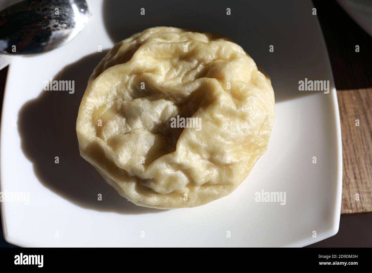 Piatto bianco con banh bao sul tavolo nel ristorante Foto Stock
