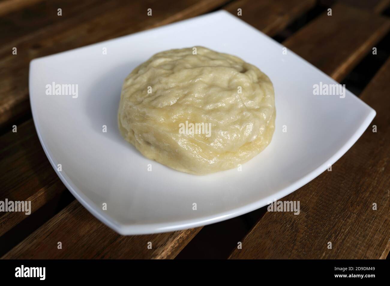 Piatto con banh bao sul tavolo nel ristorante Foto Stock