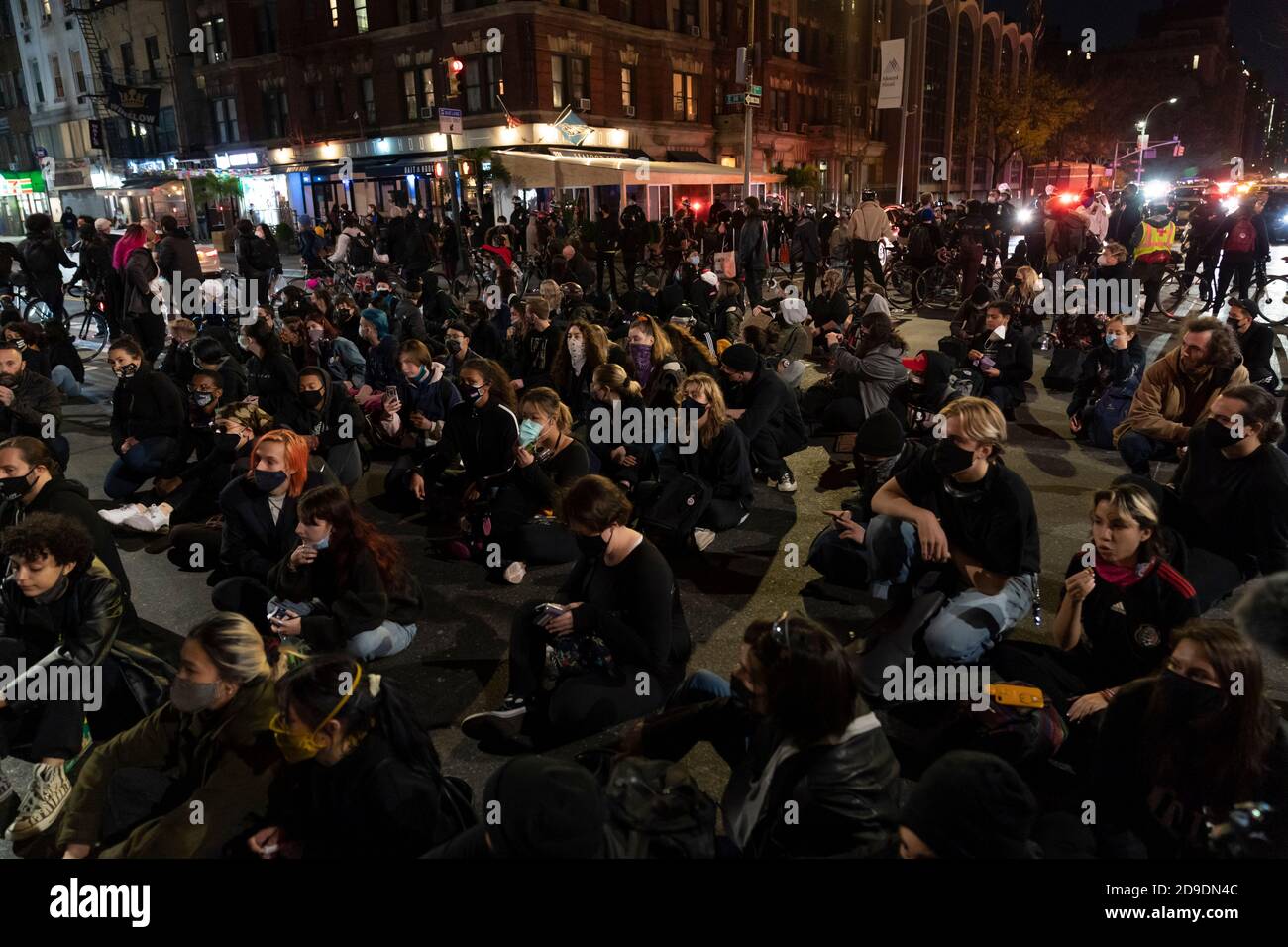 New York, Stati Uniti. 04Nov 2020. New York, NY - 4 novembre 2020: I manifestanti bloccano il traffico e fanno tappa a sedersi alla 14th Street e 2 Avenue Credit: Sipa USA/Alamy Live News Foto Stock