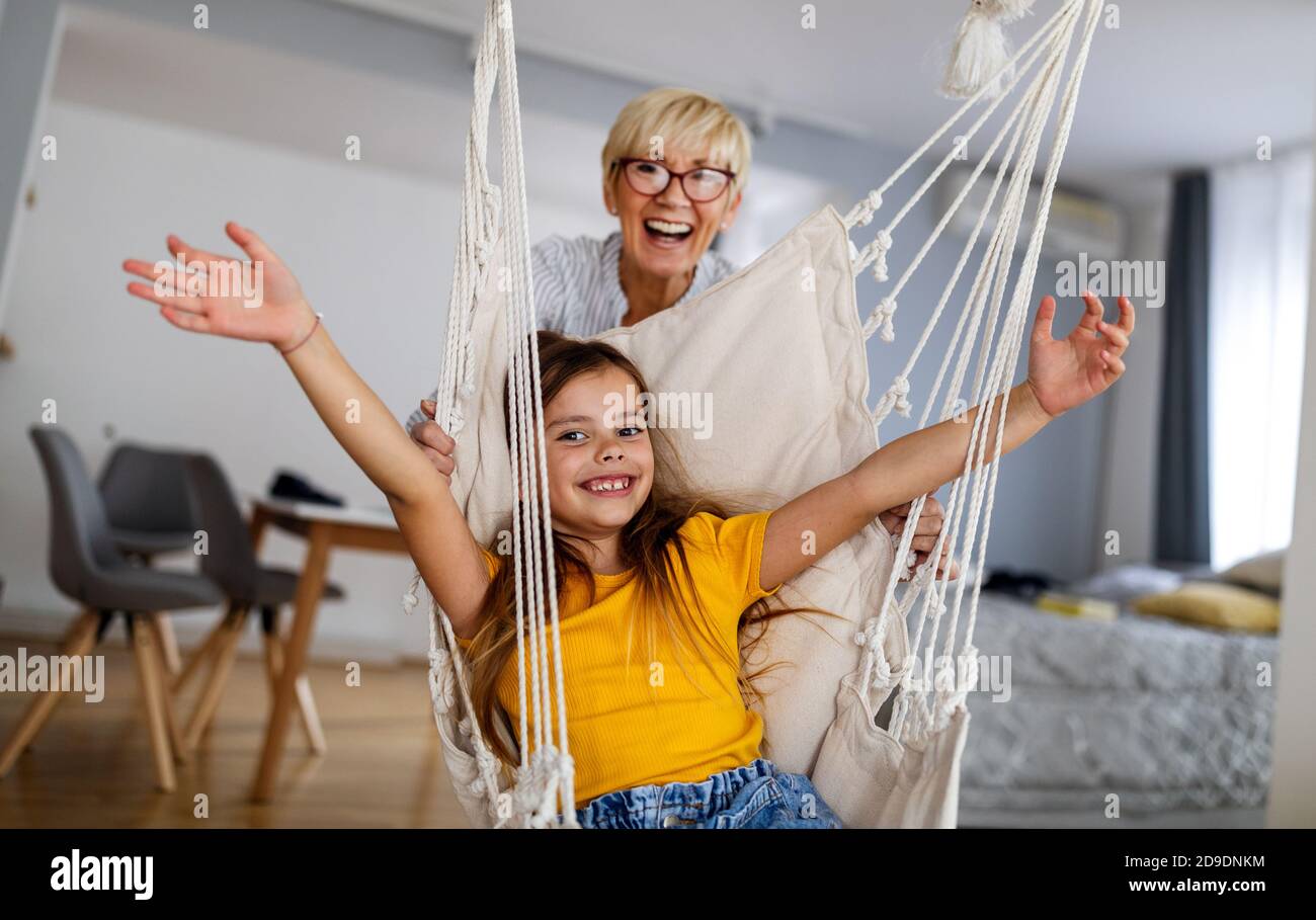 Buon nonno che gioca, divertendosi con i nipoti Foto Stock