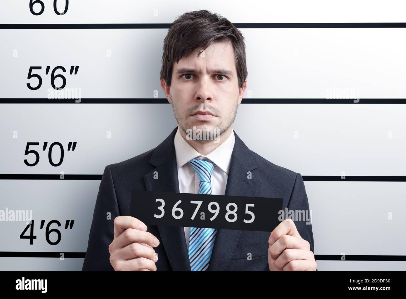 Mugshot di giovane colpevole alla stazione di polizia. Foto Stock