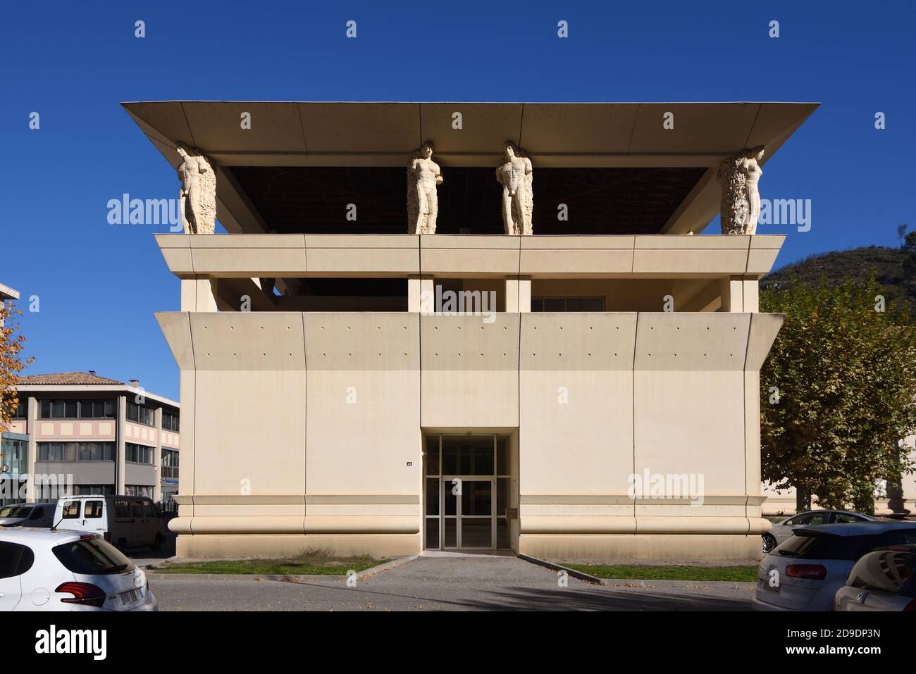 Edificio Archivio neo-classico (1996) Digne-les-Bains Francia basato su Porch Caryatid Del Tempio di Erechtheion o Erechtheum Atene Grecia Foto Stock