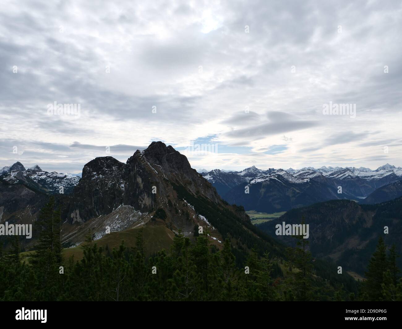 La montagna chiamata Aggenstein nelle alpi bavaresi vicino al La frontiera per l'Austria è alta quasi 2000 metri Foto Stock