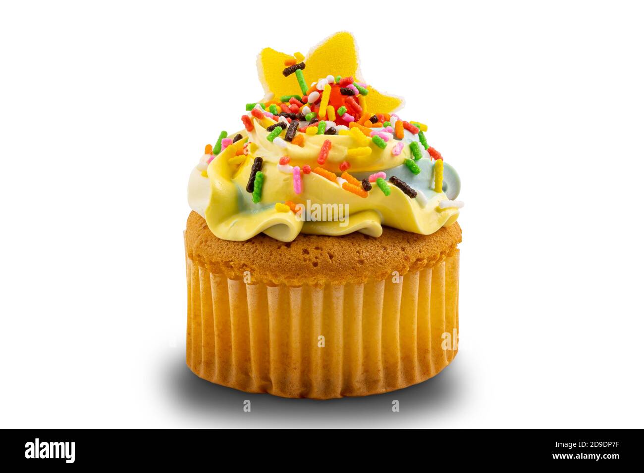 Cupcake alla vaniglia con crema di burro multicolore, decorata con coloratissimi spruzzi isolati su sfondo bianco con percorso di ritaglio. Foto Stock