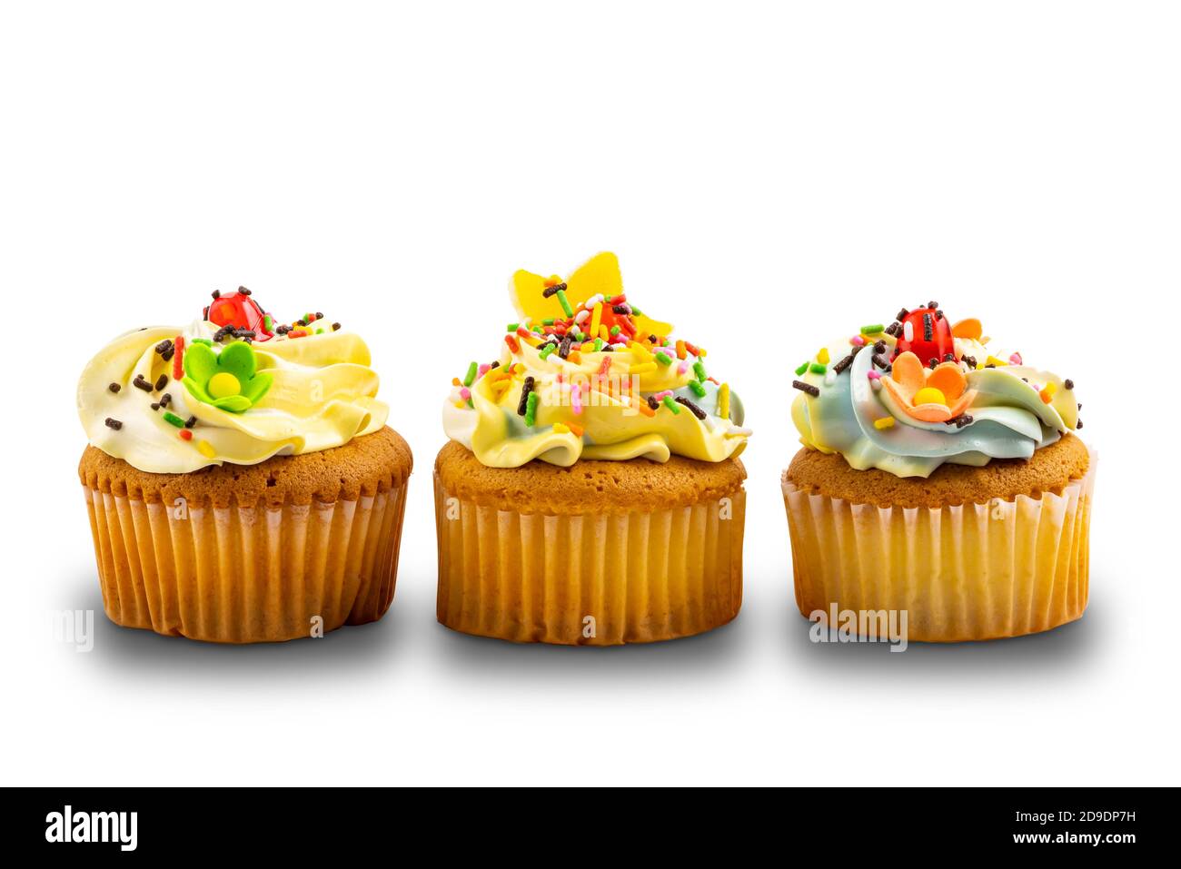 Cupcake alla vaniglia guarnito con crema di burro alla vaniglia, decorato con coloratissimi spruzzi isolati su sfondo bianco con percorso di ritaglio. Foto Stock