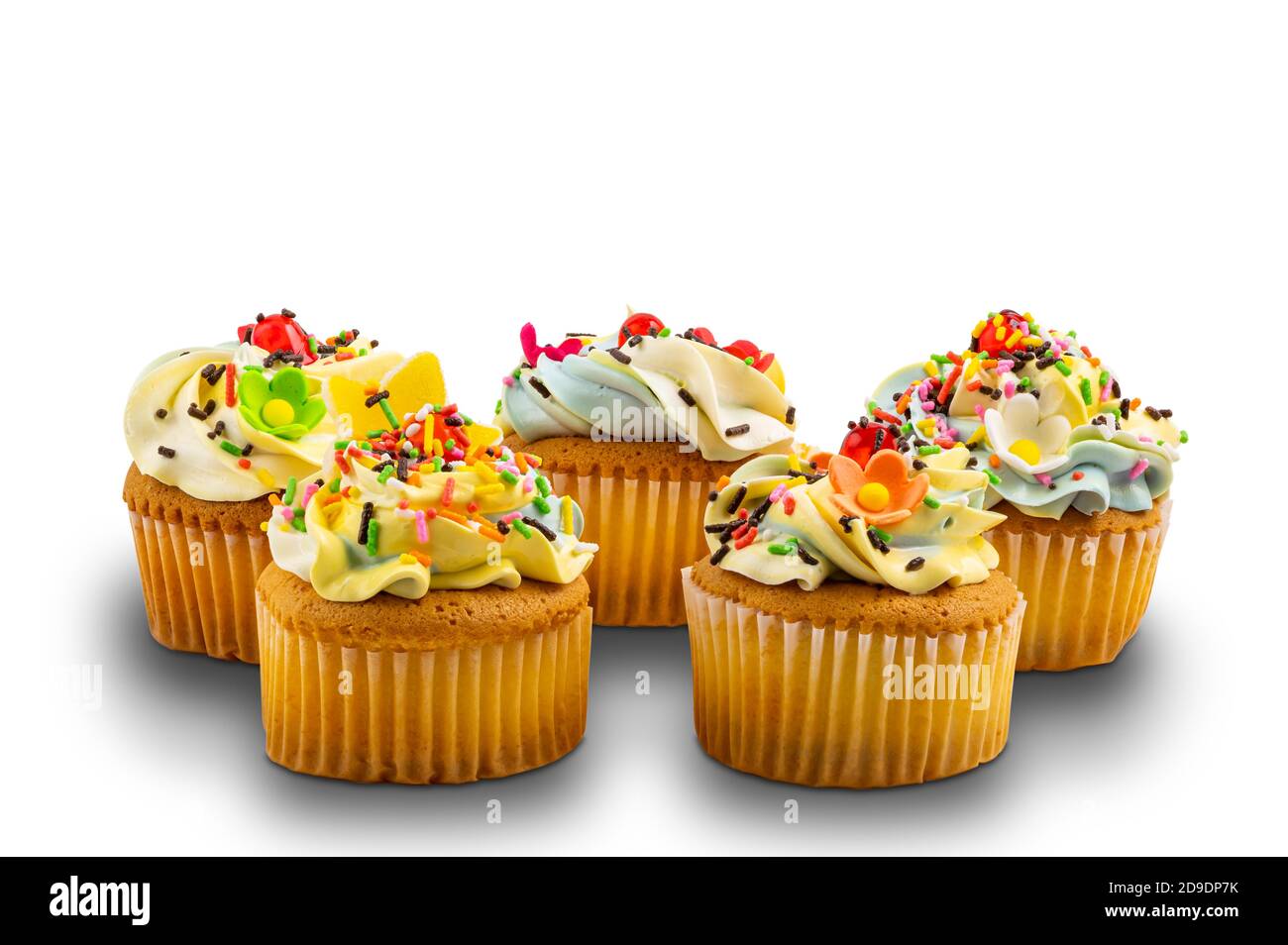 Gruppo di cupcake alla vaniglia con gelato alla crema di burro alla vaniglia decorato con arcobaleno multicolore spruzzato su sfondo bianco con percorso di ritaglio. Foto Stock