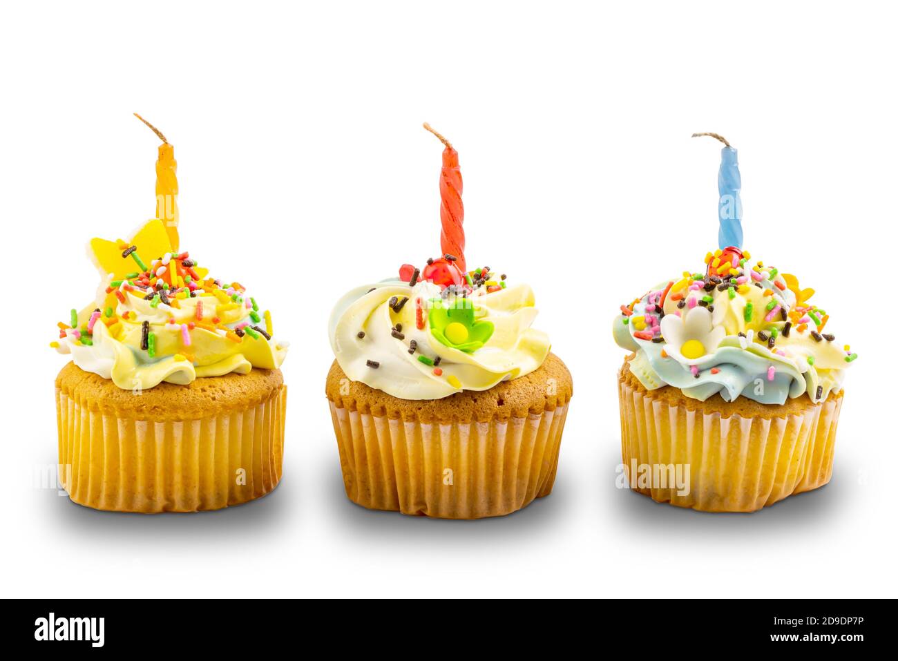 Cupcake alla vaniglia di compleanno guarnito con crema di burro glassante decorato con colorati spruzzi arcobaleno e candela del giorno di nascita su sfondo bianco con Foto Stock