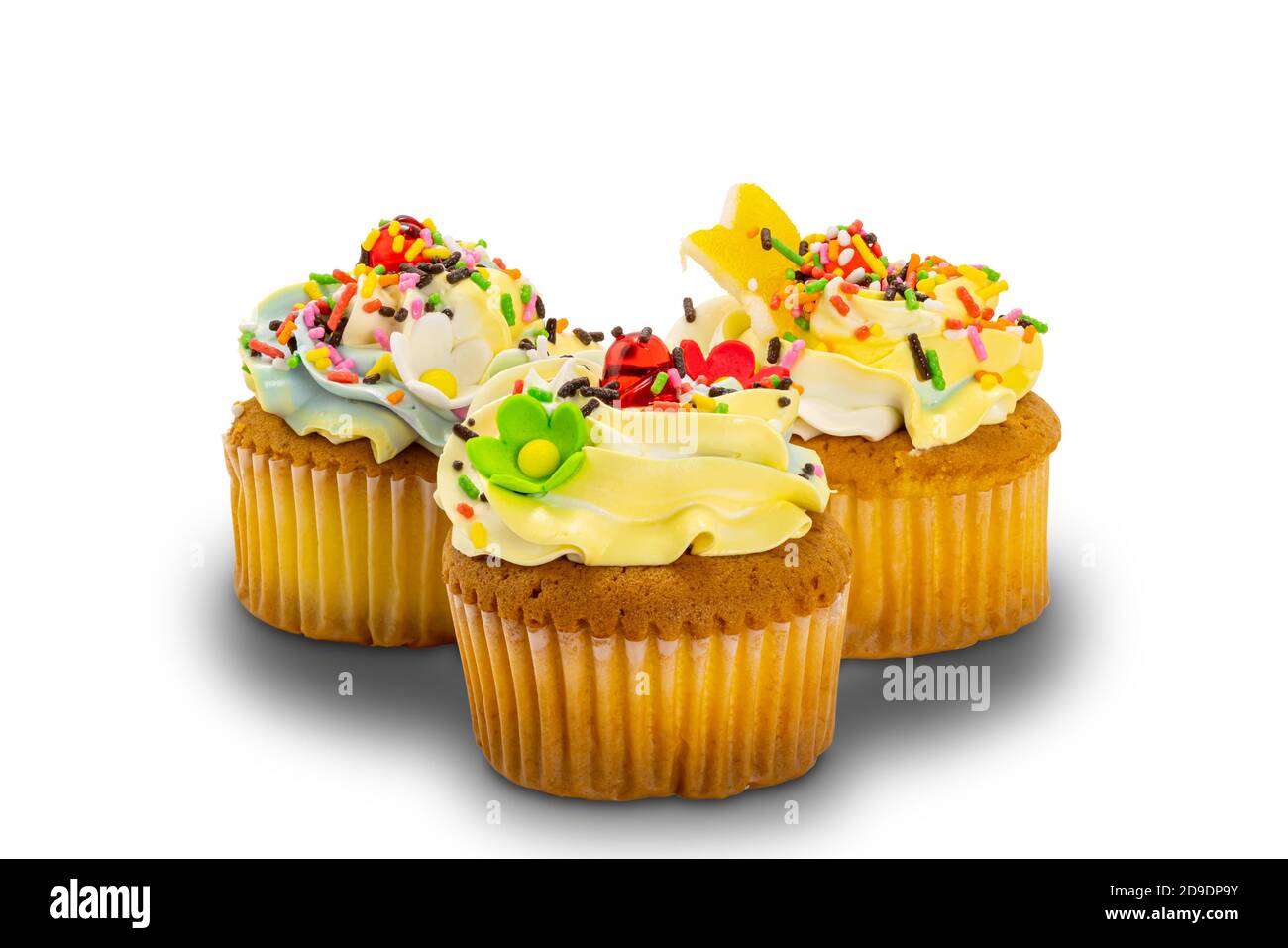 Cupcakes di vaniglia guarniti con crema di burro di vaniglia colorata e spruzzette multicolore su sfondo bianco con percorso di ritaglio Foto Stock