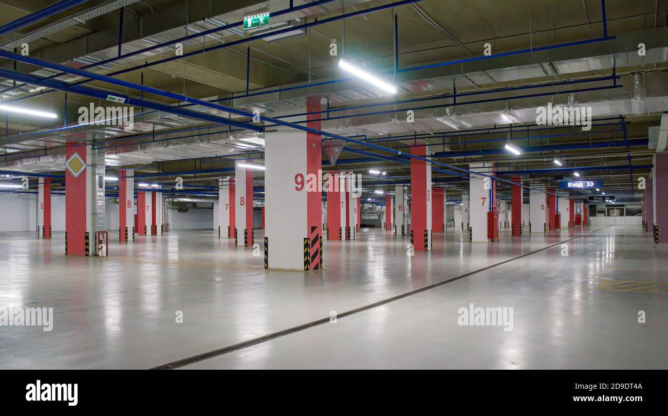 Shed industriale vuoto o parcheggio. Urbano, Under-costruzione ruvida background. Interno magazzino vuoto Foto Stock