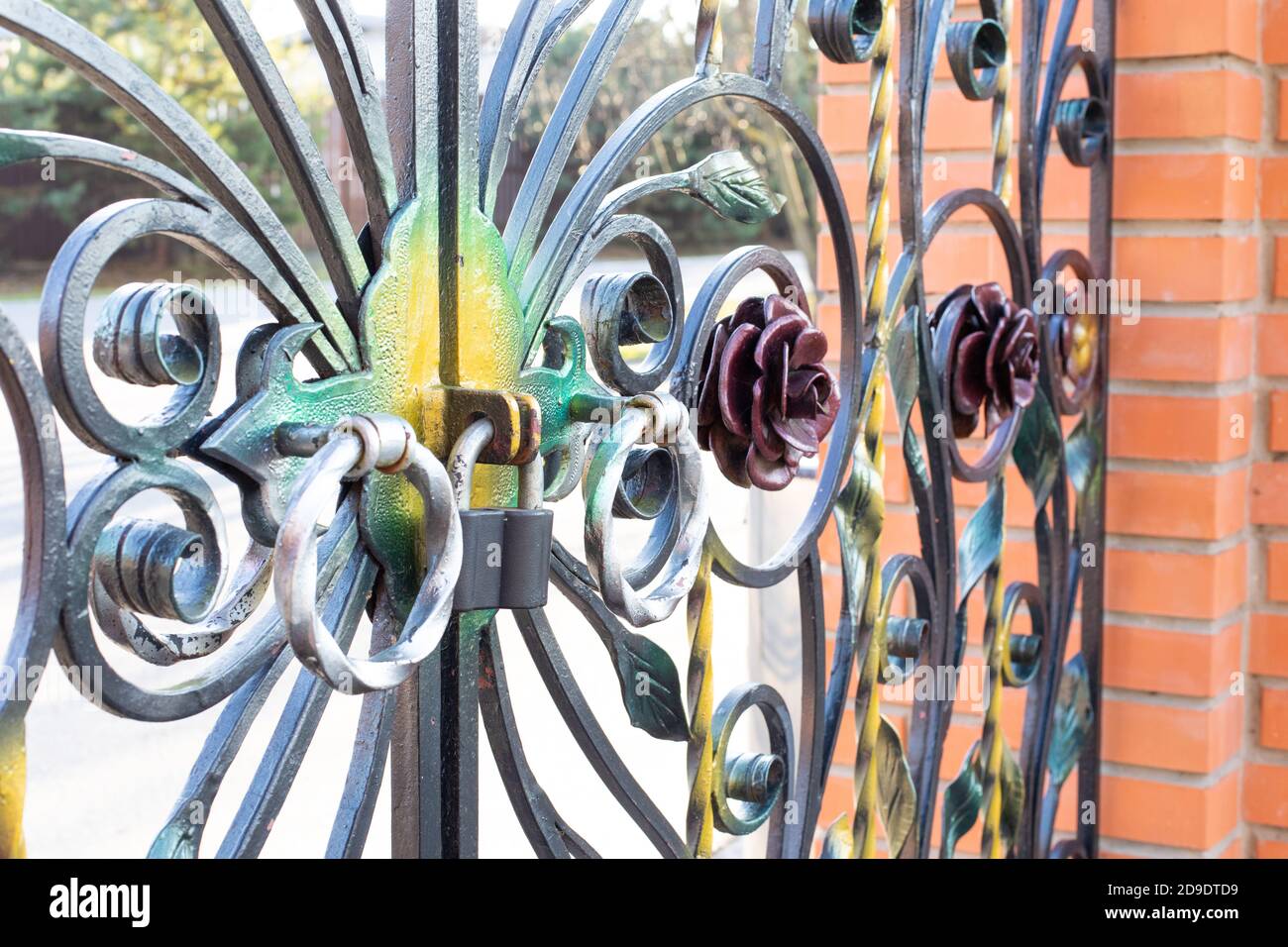 Cancelli chiusi in ferro battuto con decorazione floreale, forgiatura artistica di fiori e ricci Foto Stock