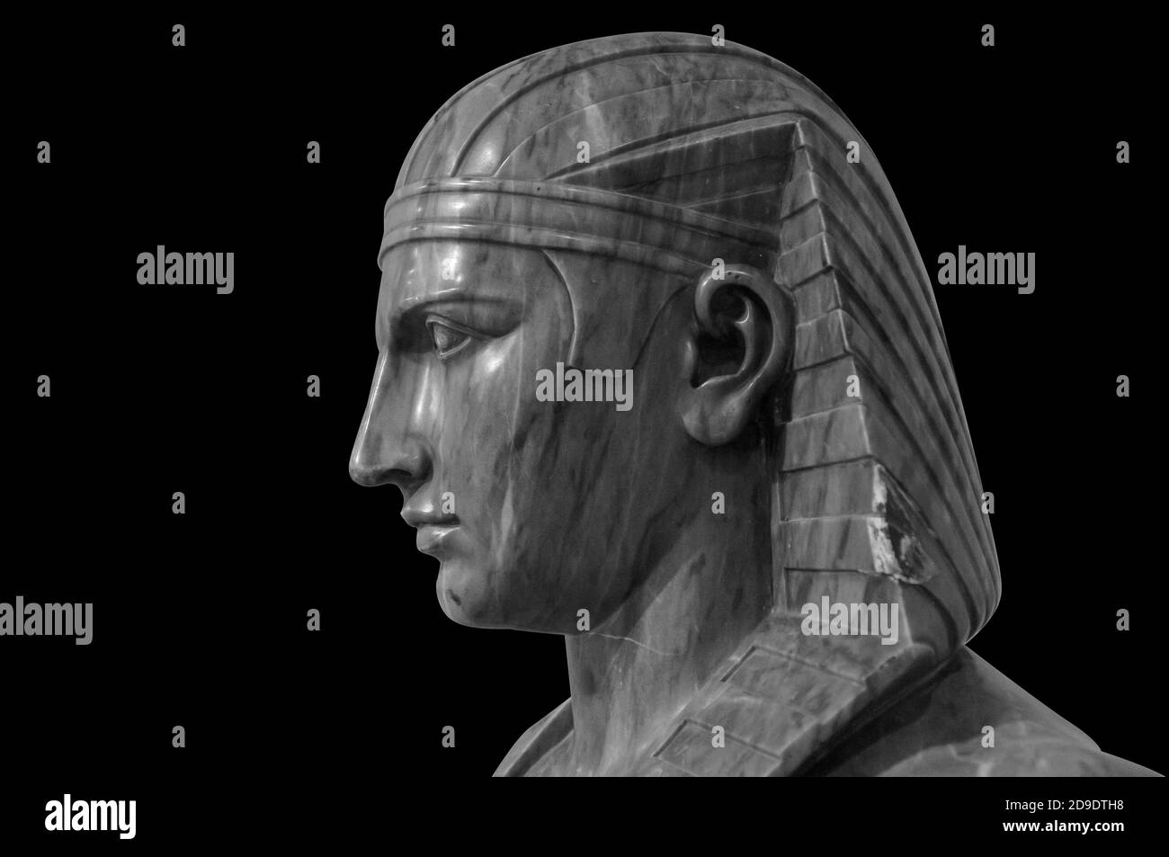 Faraone degli dei egiziani morte religione simbolo pietra statua isolato su nero. Maschera faraone tutankhamen in pietra su sfondo nero Foto Stock