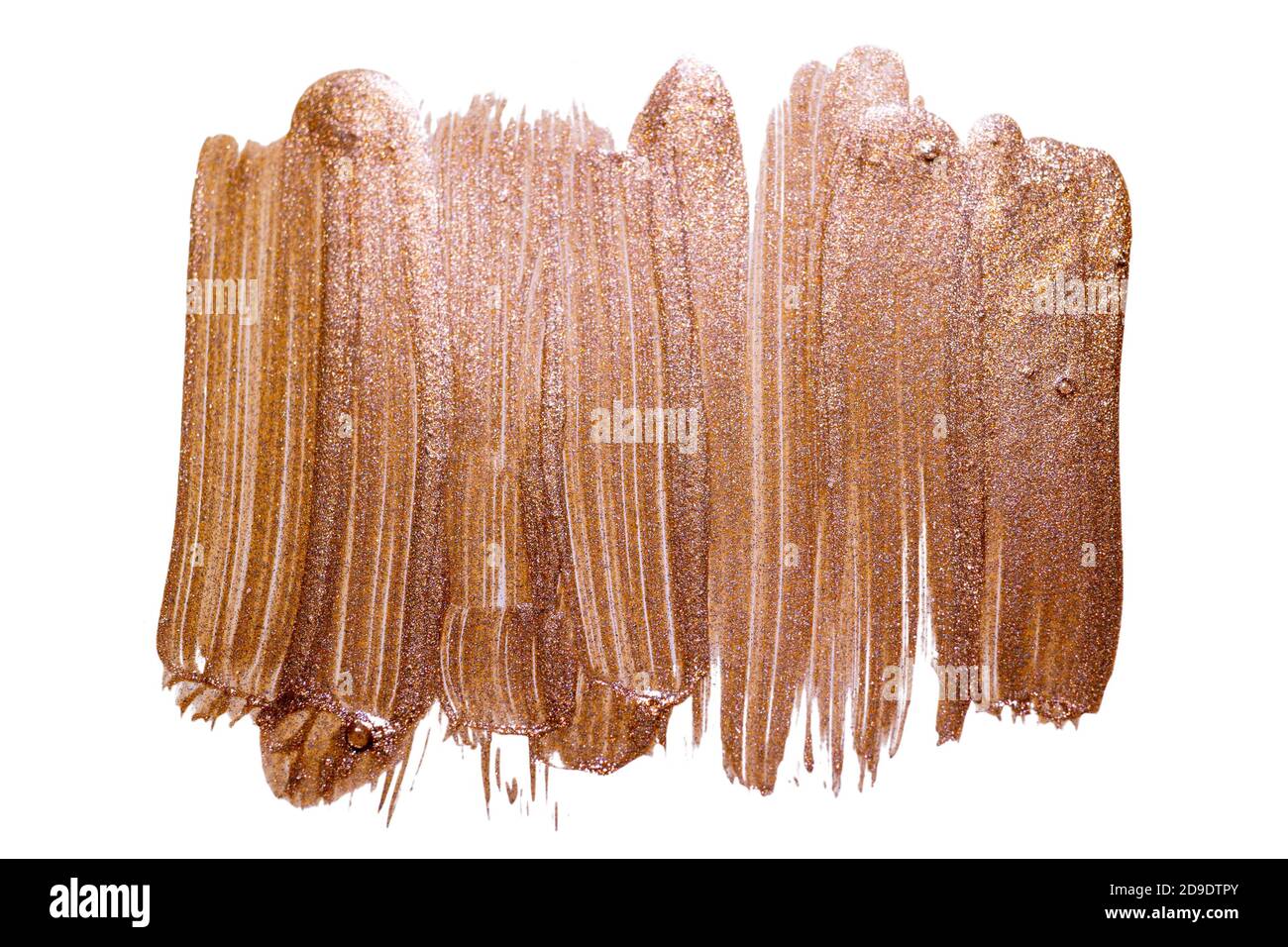 Tratti di vernice dorata isolati su sfondo bianco. Astratto di colorazione oro acquerello. Colpo di spazzola brillante Foto Stock