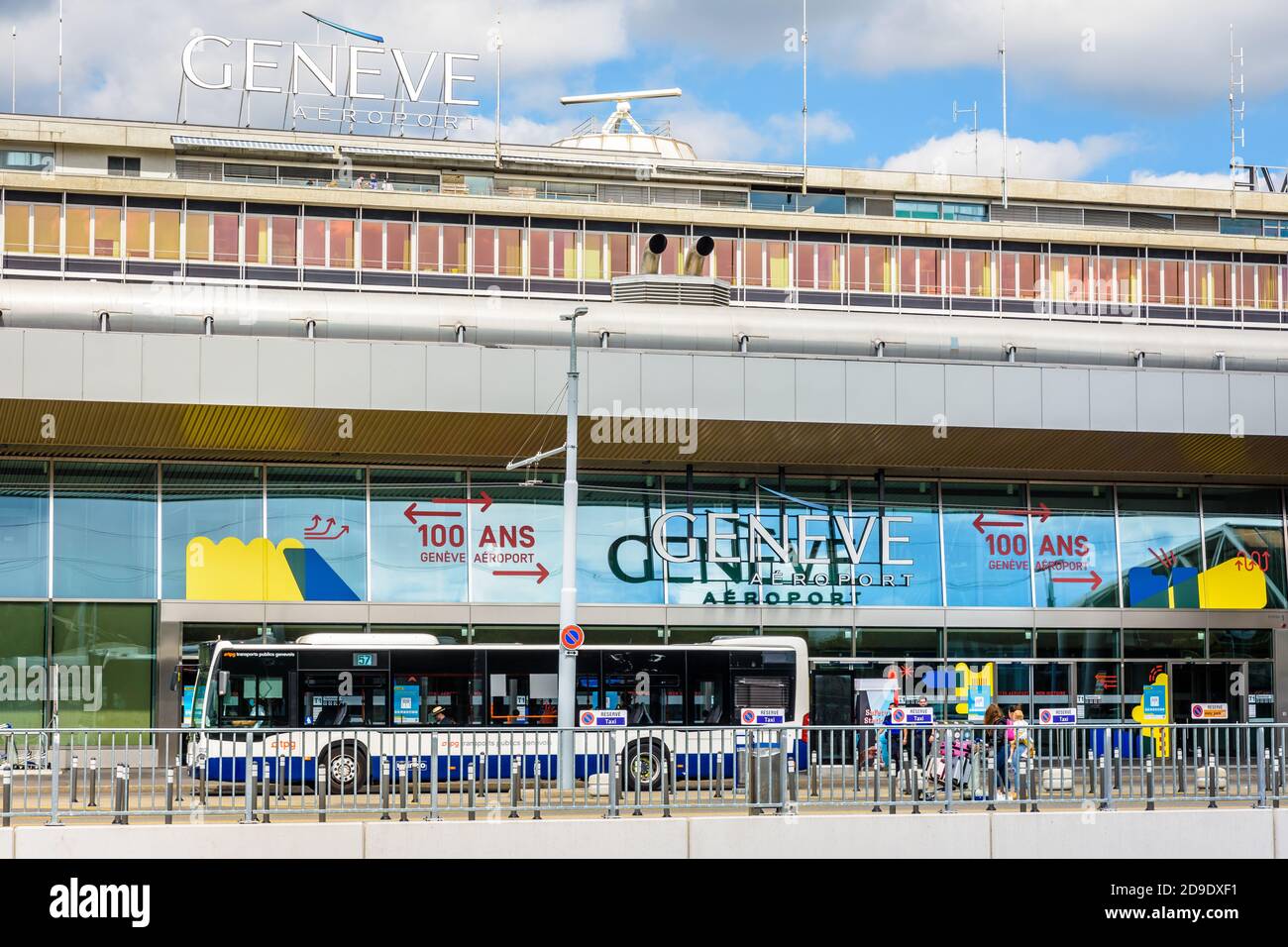 Vista generale dell'ingresso principale dell'aeroporto internazionale di Ginevra (GVA), che celebra il suo centenario nel 2020, con una stazione degli autobus. Foto Stock