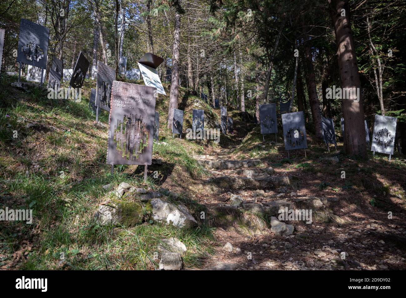 Segni con nomi di soldati alpini morti (Alpini) durante il mondo guerre sul lato dell'alleanza nella foresta (Bosco delle penne Mozze) Cison di Valmarino Italia Foto Stock