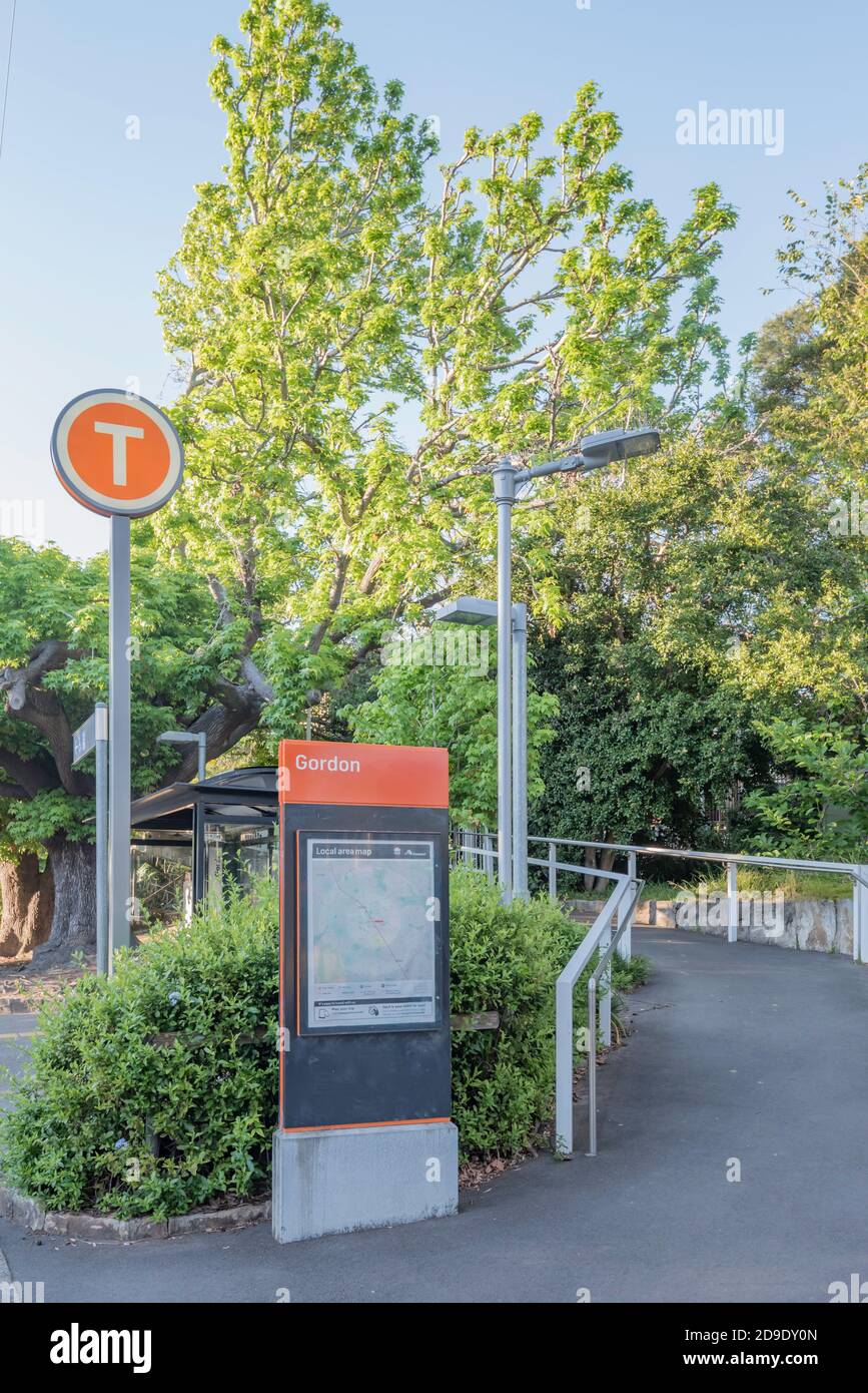 La rampa di accesso tra gli alberi sul lato orientale Della stazione ferroviaria di Gordon sulla riva nord verdeggiante di Sydney Australia Foto Stock
