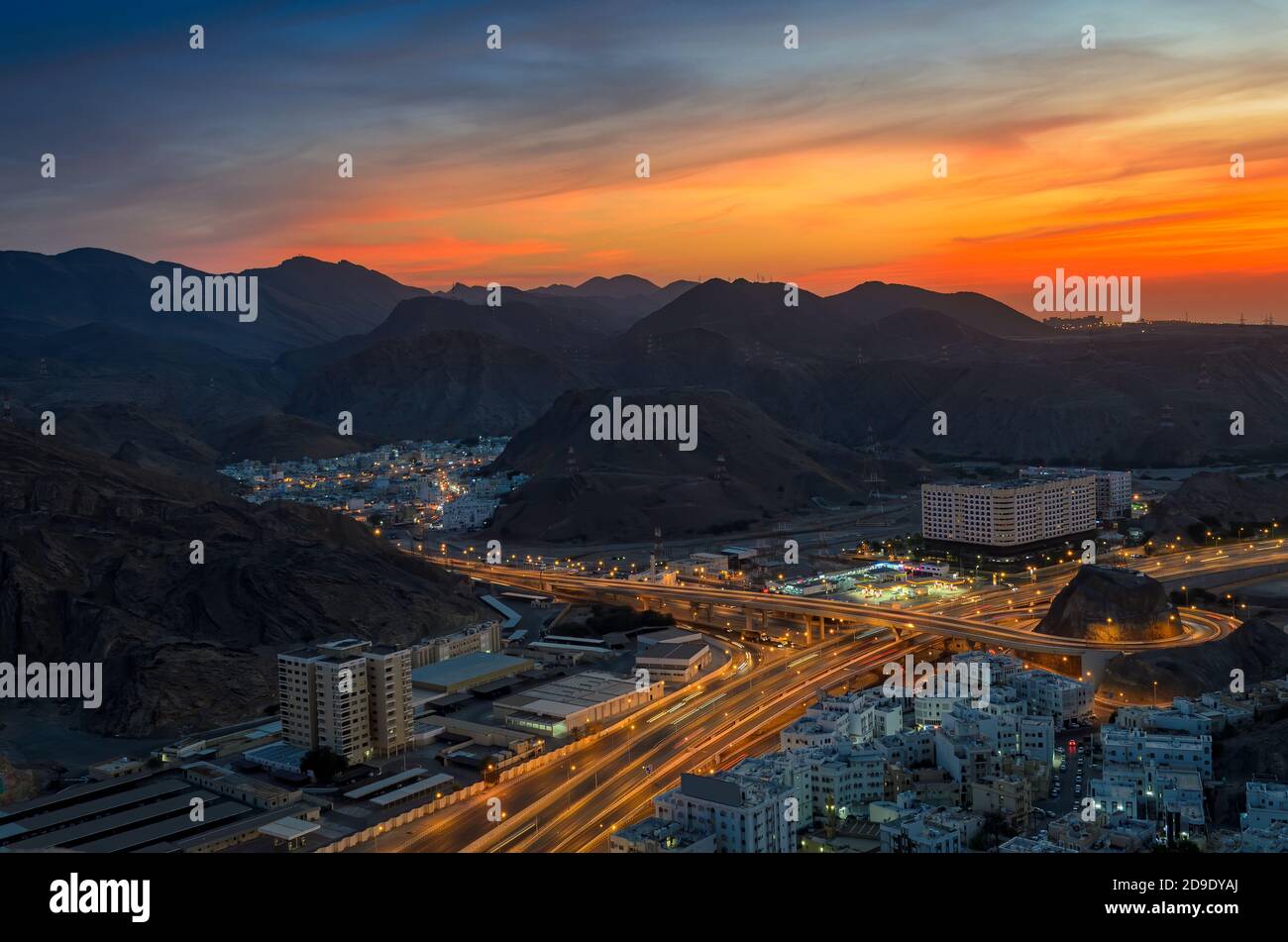 Bellissimo cielo arancione sulla città di Mascate in serata. Ripresa da una collina. Foto Stock