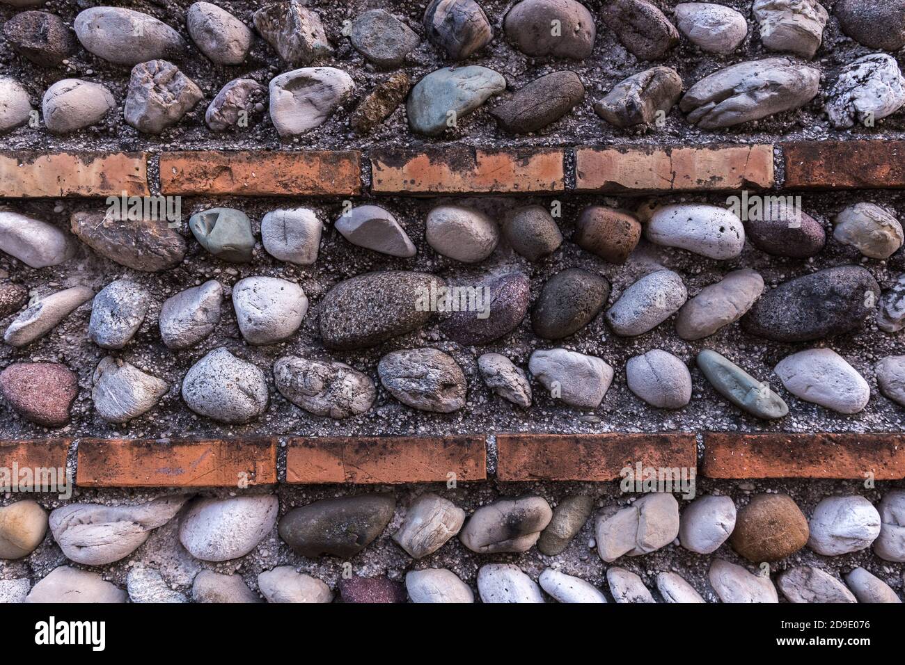 Muro di pietra decorativo con mattoni regolari al centro Foto Stock