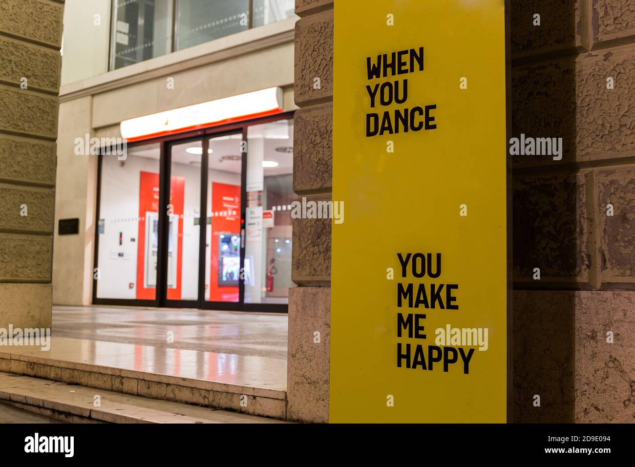 Quando dance mi fai felice citazione su un pensione in centro città Foto Stock