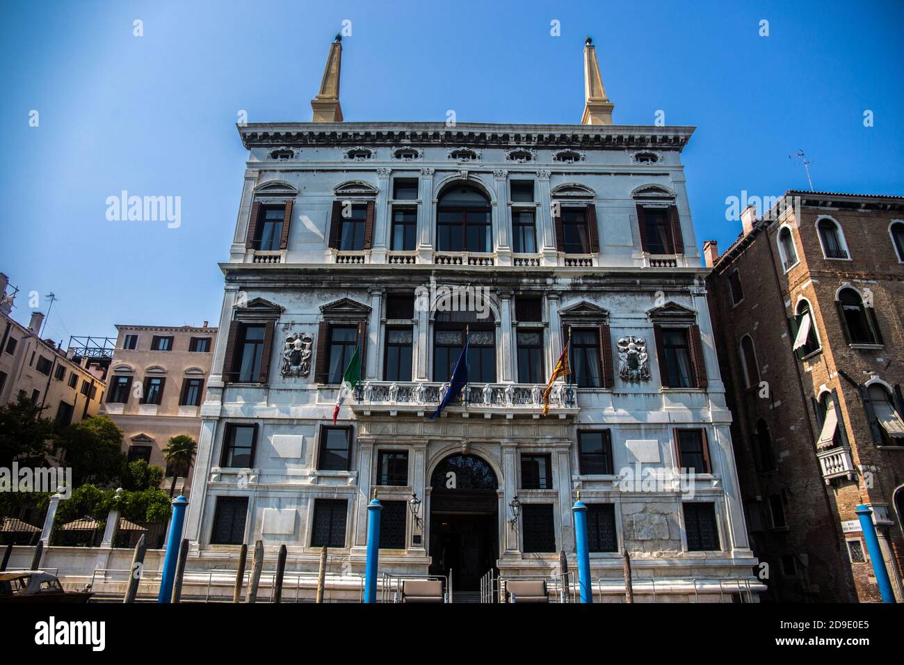 Palazzina a Venezia con bandiere italiane, europee e veneziane Foto Stock