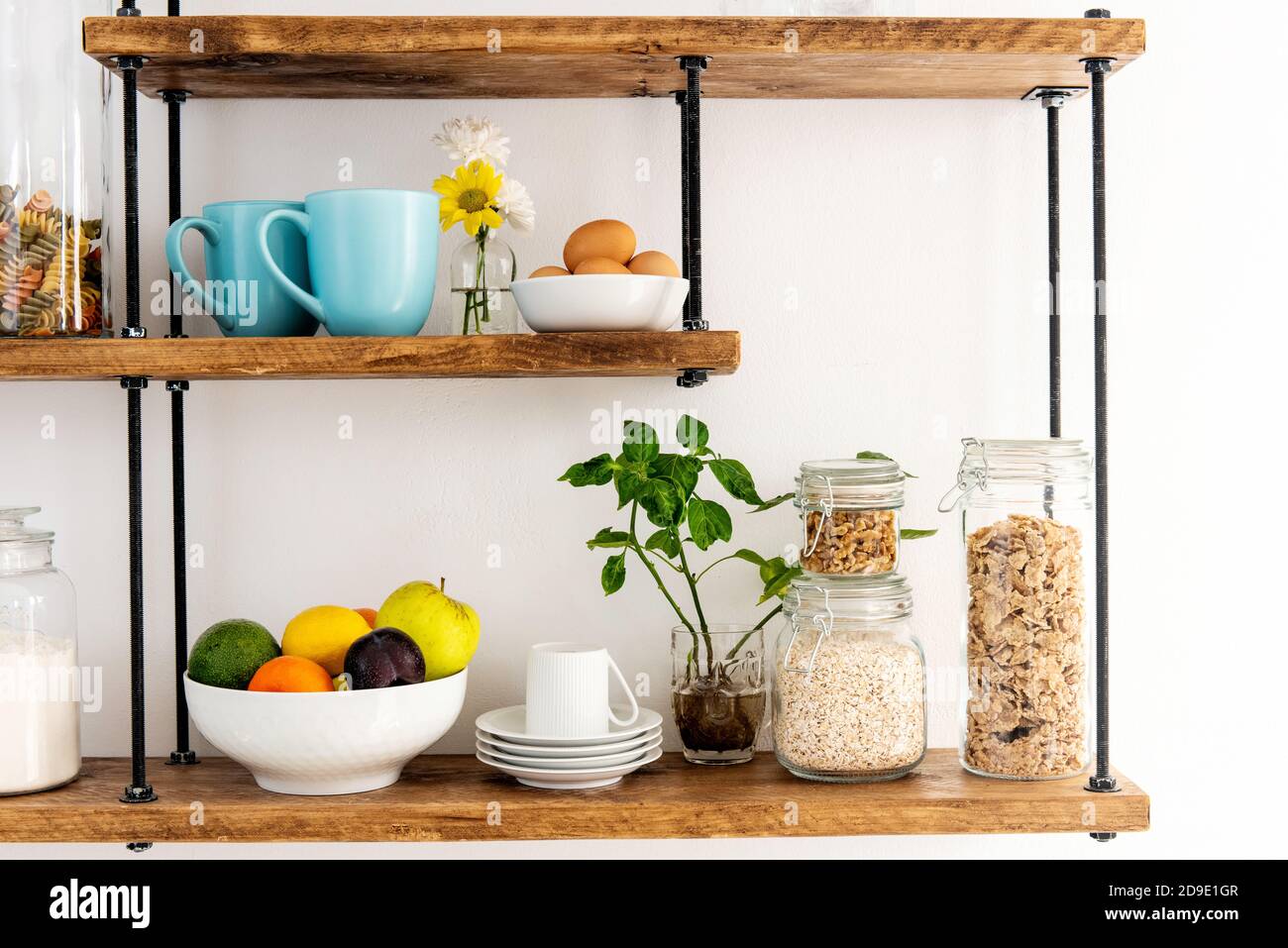 Mensole rustiche da cucina con vasetti in vetro e prodotti alimentari Foto  stock - Alamy