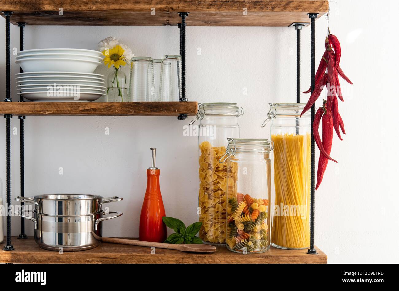 Mensole rustiche da cucina con vasi in vetro e pentole Foto stock - Alamy