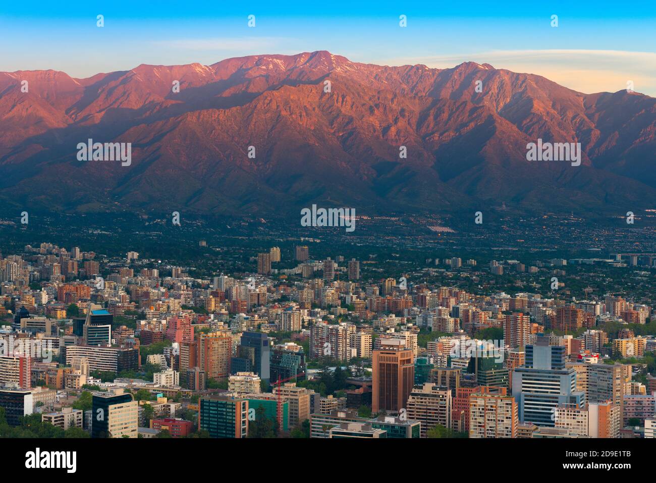 Vista panoramica del quartiere di Providencia con la catena montuosa Los Andes a Santiago del Cile, Sud America Foto Stock