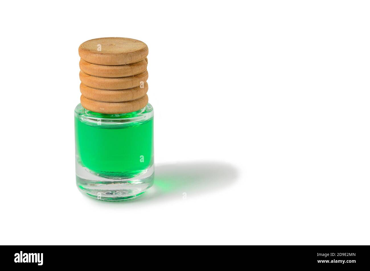 Profumo d'aria verde e di conifere in bottiglia di vetro con tappo in legno. Isolato su uno sfondo bianco con un'ombra. Foto Stock