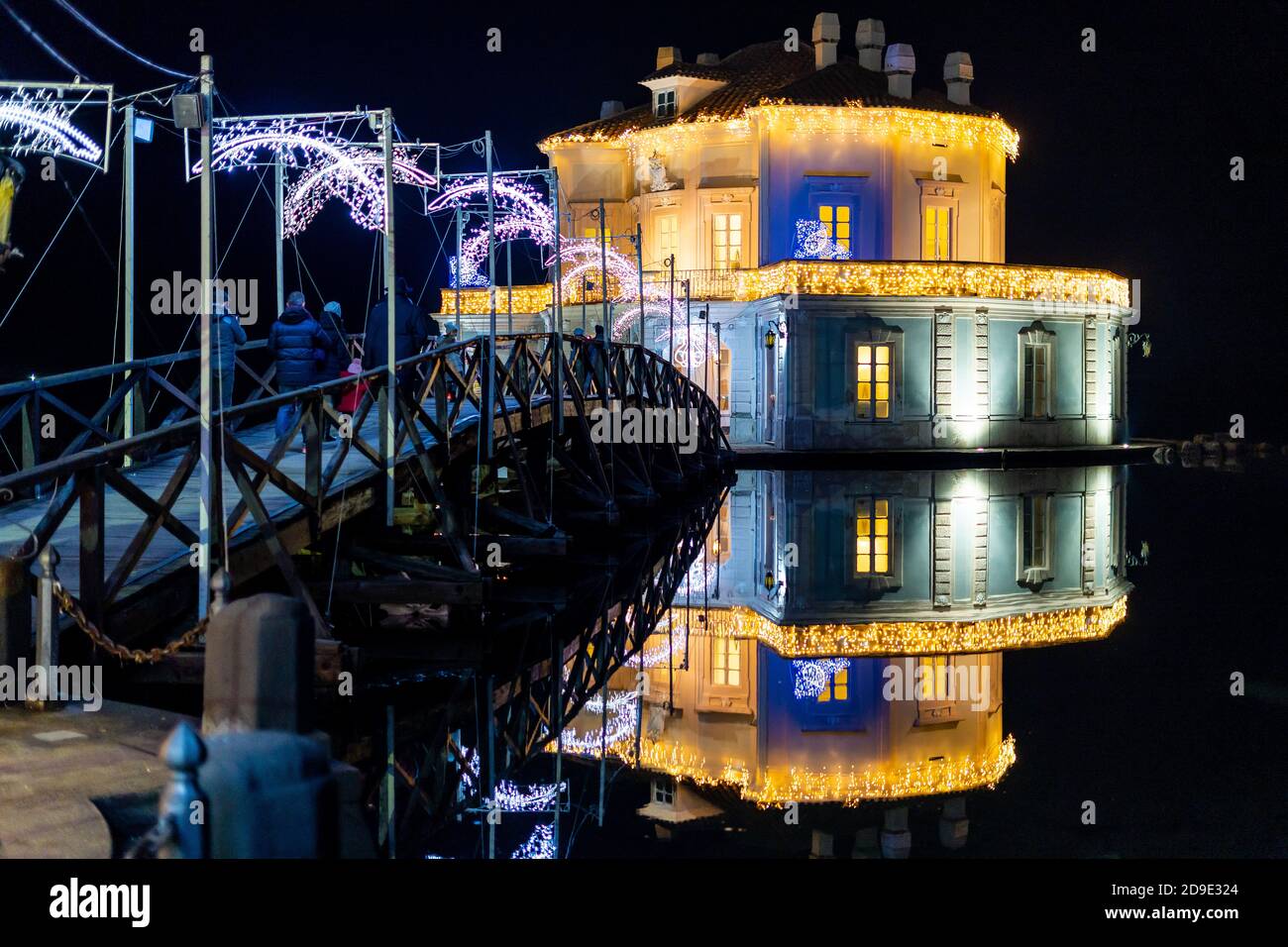 Luci natalizie sulla Casina Vanvitelliana. La casa si trova sul lago Fusaro a Napoli, Italia.Bacoli, Napoli, Italia Foto Stock