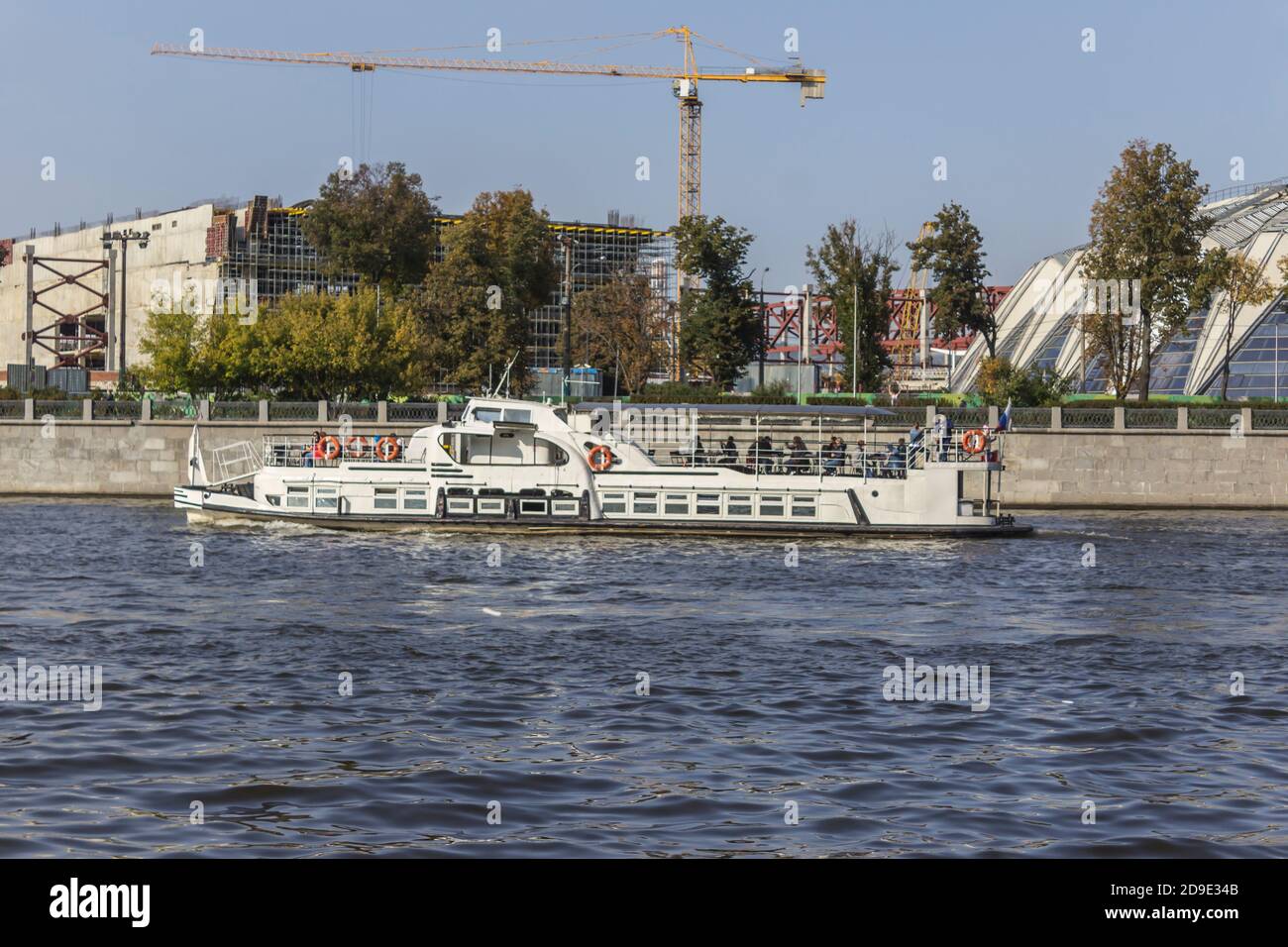 Una nave da diporto a due piani naviga lungo il fiume.metà del ventesimo secolo design. Foto per il sito sul turismo, viaggi, gite in barca, fiumi e laghi. Foto Stock