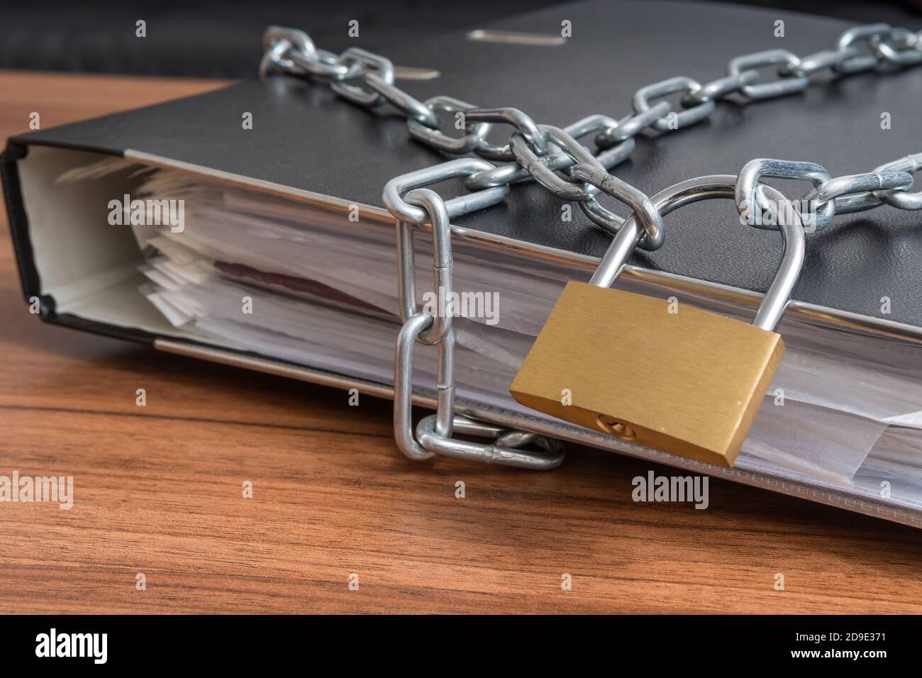 File e documenti riservati in Binder bloccati. Concetto di privacy e sicurezza. Foto Stock