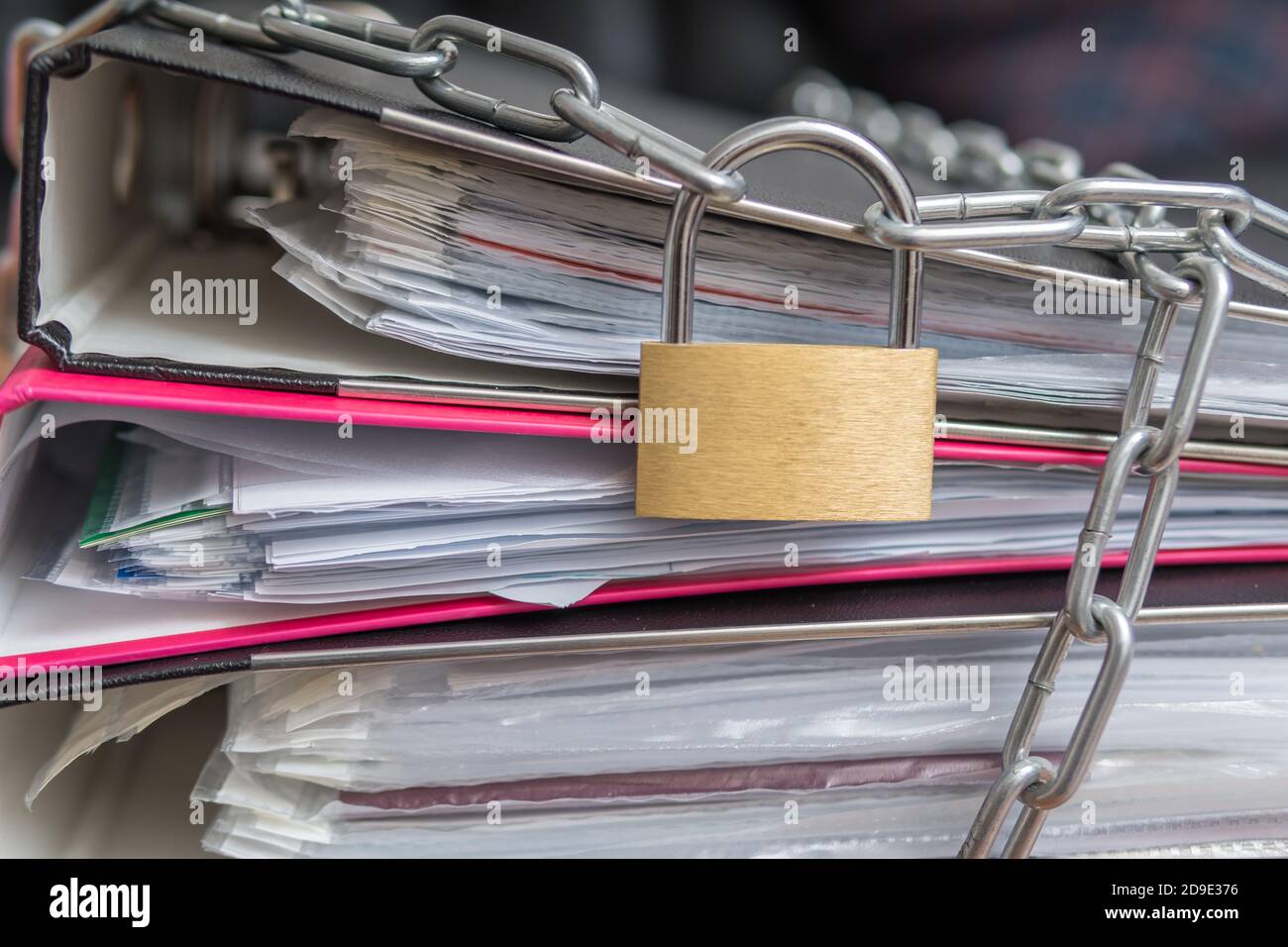File e documenti riservati in Binder bloccati. Concetto di privacy e sicurezza. Foto Stock