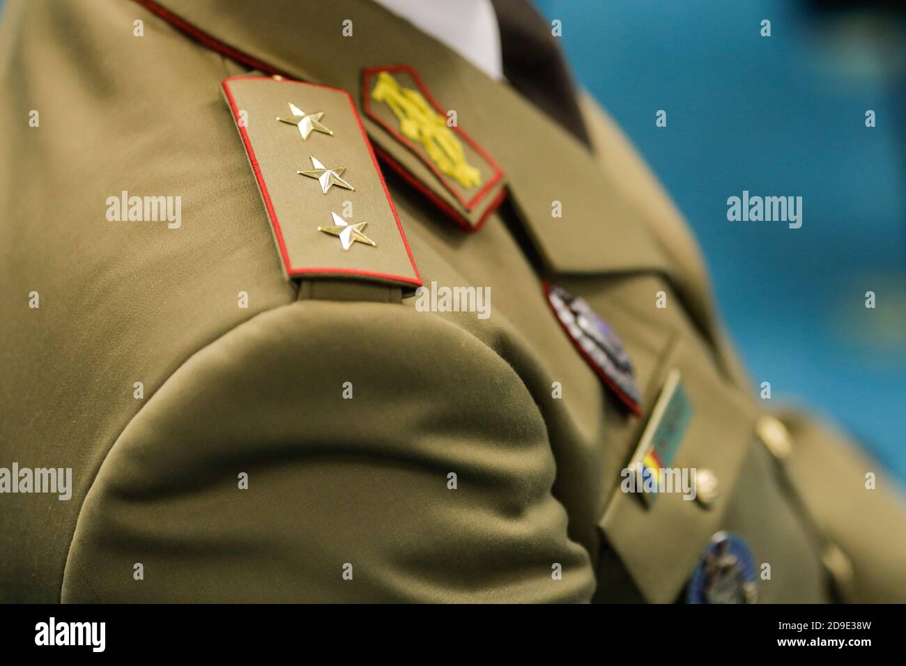 Bucarest, Romania - 5 novembre 2020: Immagine superficiale della profondità di campo (fuoco selettivo) con un 3 stelle tenente generale rango dell'esercito rumeno su un Foto Stock