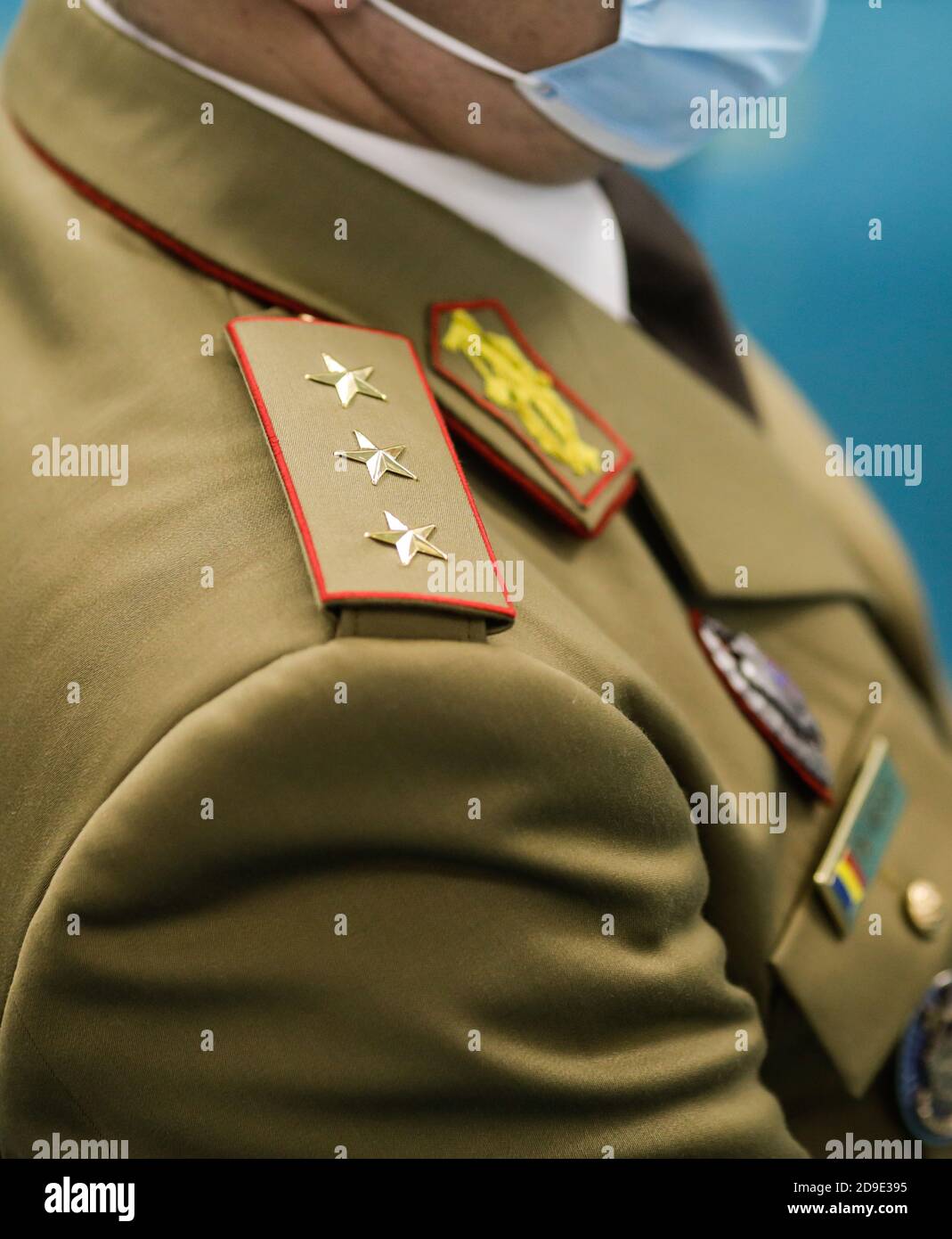 Bucarest, Romania - 5 novembre 2020: Immagine superficiale della profondità di campo (fuoco selettivo) con un 3 stelle tenente generale rango dell'esercito rumeno su un Foto Stock