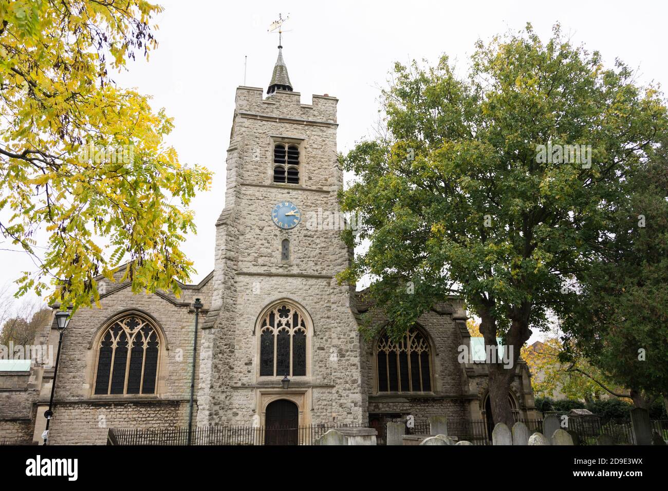 La torre della chiesa della chiesa parrocchiale di San Nicola a Chiswick, Londra ovest, Regno Unito Foto Stock