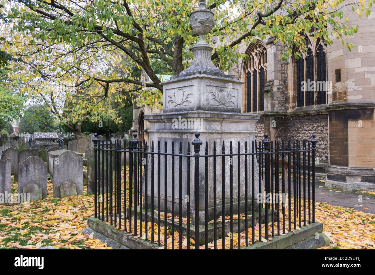 La tomba di William Hogarth nel cimitero della chiesa parrocchiale di San Nicola a Chiswick, Londra ovest, Regno Unito Foto Stock