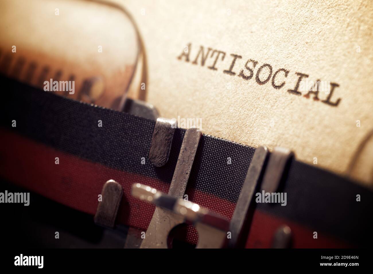 Parola antisociale scritta con una macchina da scrivere. Foto Stock