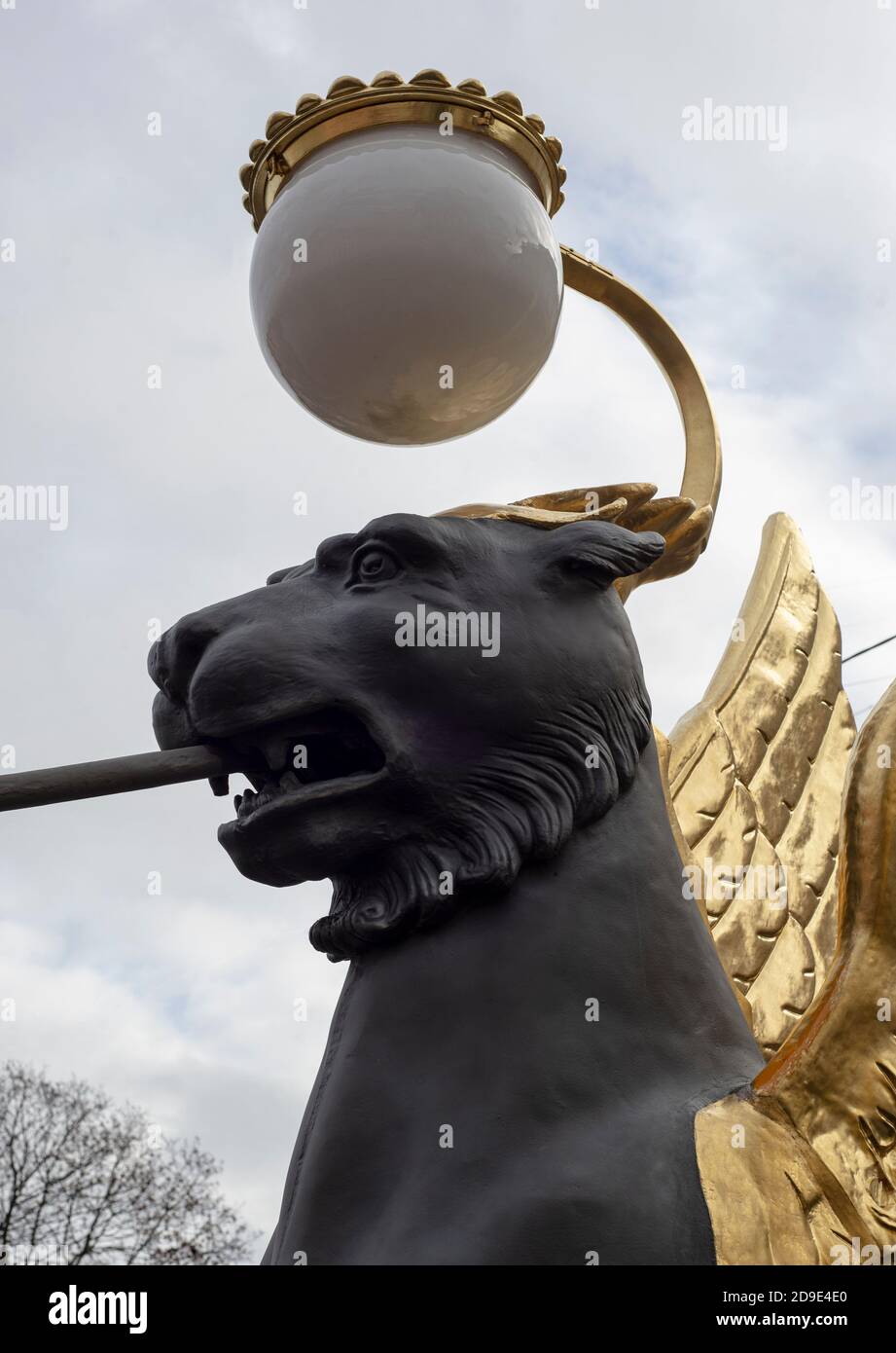 Grifoni con ali d'oro sul ponte della Banca a San Pietroburgo. Guardiani di ricchezza, finanza e ricchezza. Foto Stock