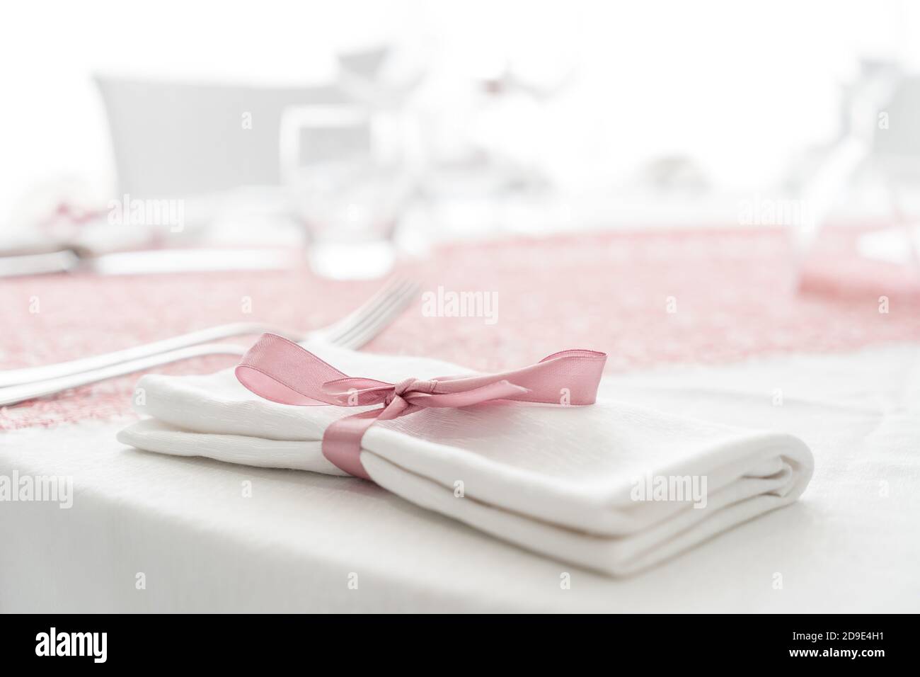 tavolo estivo. Piatti e posate con tovagliolo rosa su sfondo bianco. Impostazione del tavolo. Sfondo per menu, layout, sfondo ricetta, piatto cibo. Foto Stock