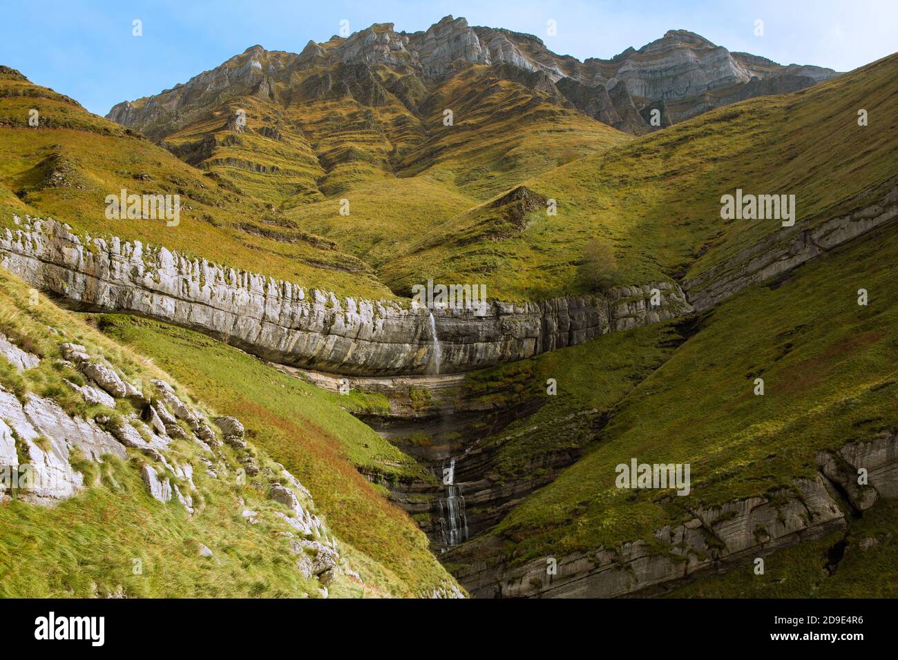 Churron de Agualto nascita del fiume Pas. Paesaggio con l'uomo Foto Stock