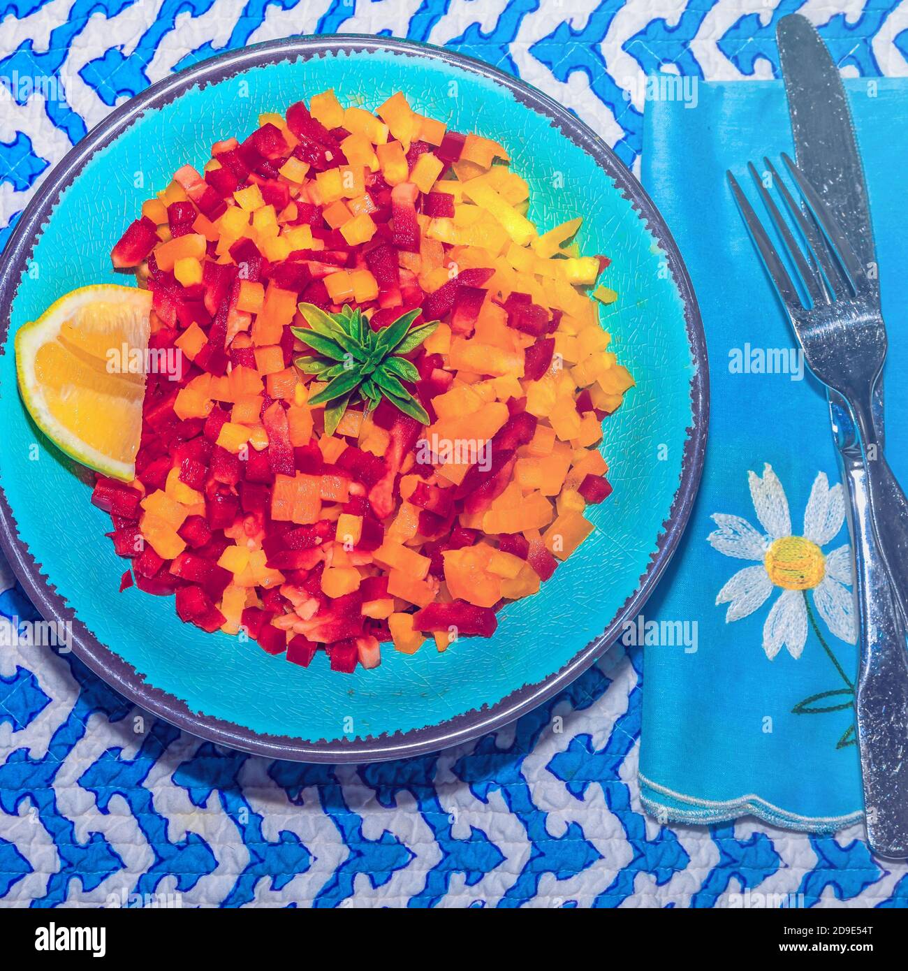 Peperoni misti a dadini in una ciotola blu . Immagine stock. Foto Stock