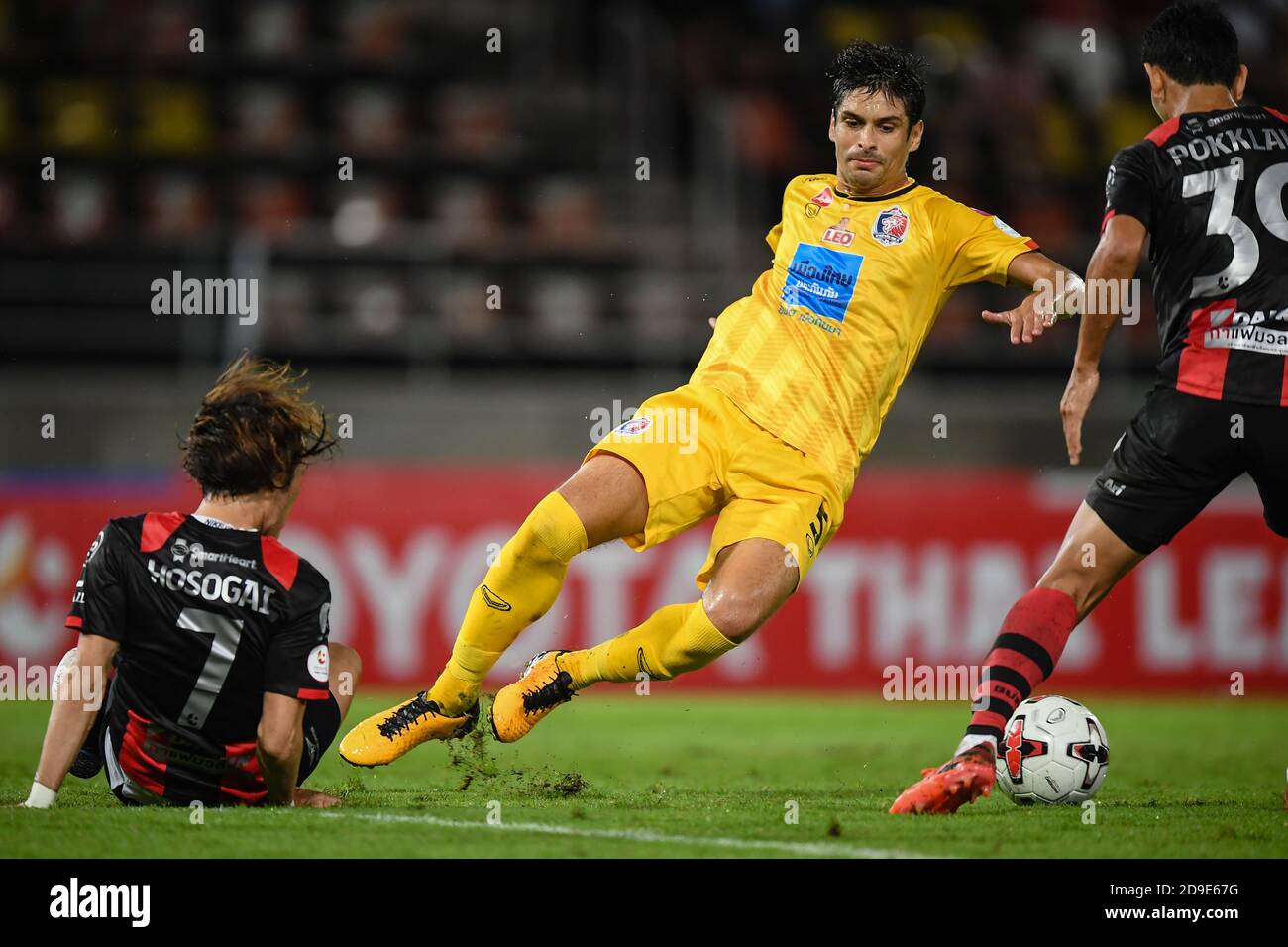 Sergio Suarez del Port FC visto in azione durante la partita della Thai League 2020 tra il Bangkok United F.C. e il Port FC al Thammasat Stadium.(punteggio finale; Bangkok United F.C. 0-1 porta FC.) Foto Stock