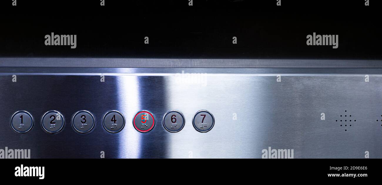 Pulsanti ascensore da 1 a 7 in Braille. Il quinto piano è illuminato in rosso. Pannello orizzontale. Spazio di copia per il testo. Foto Stock