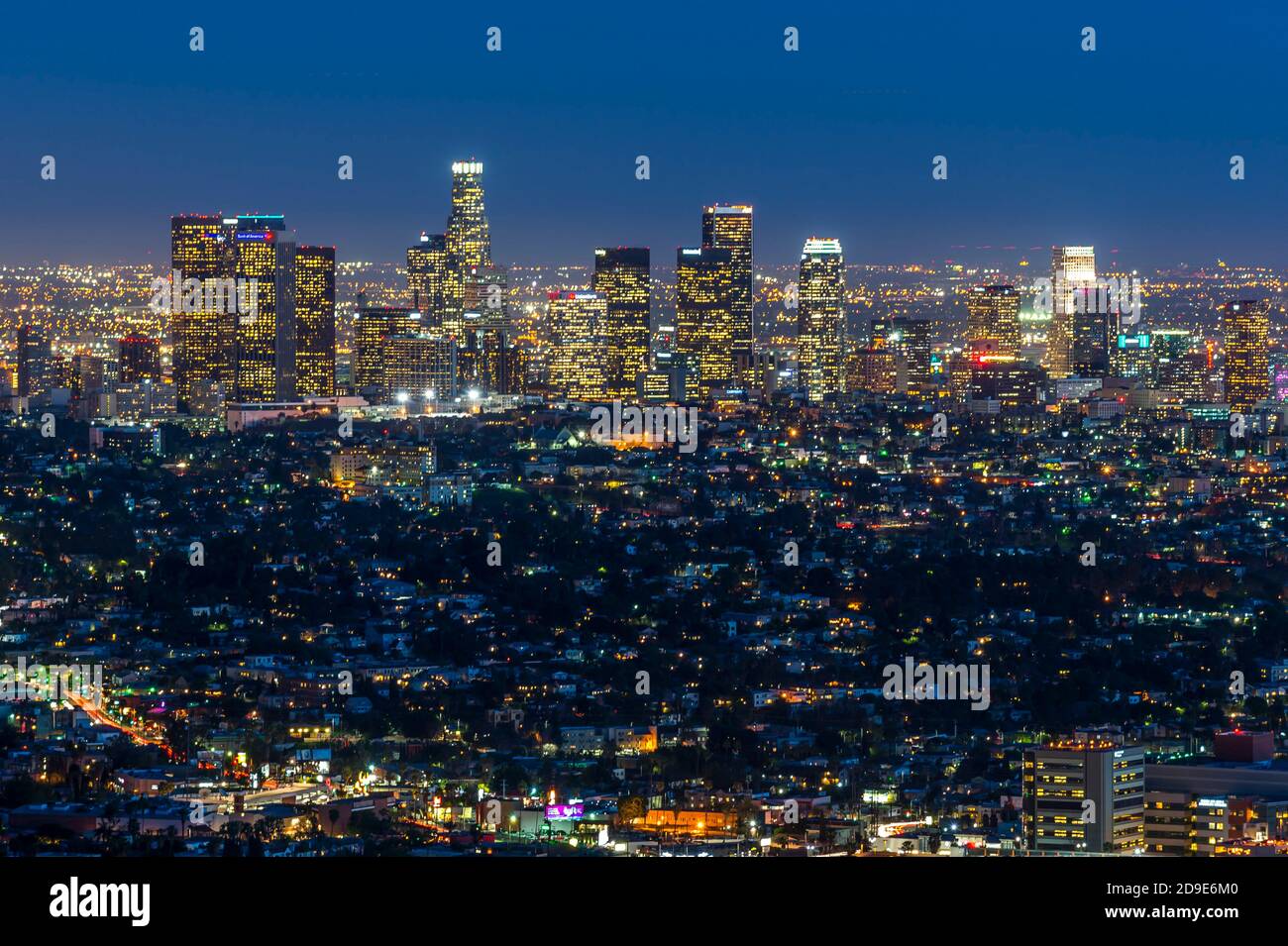 Città di Los Angeles, vista panoramica in serata dal Griffith Observatory, Stati Uniti, Nord America. Vista notturna: Luci della città, urbano e Foto Stock