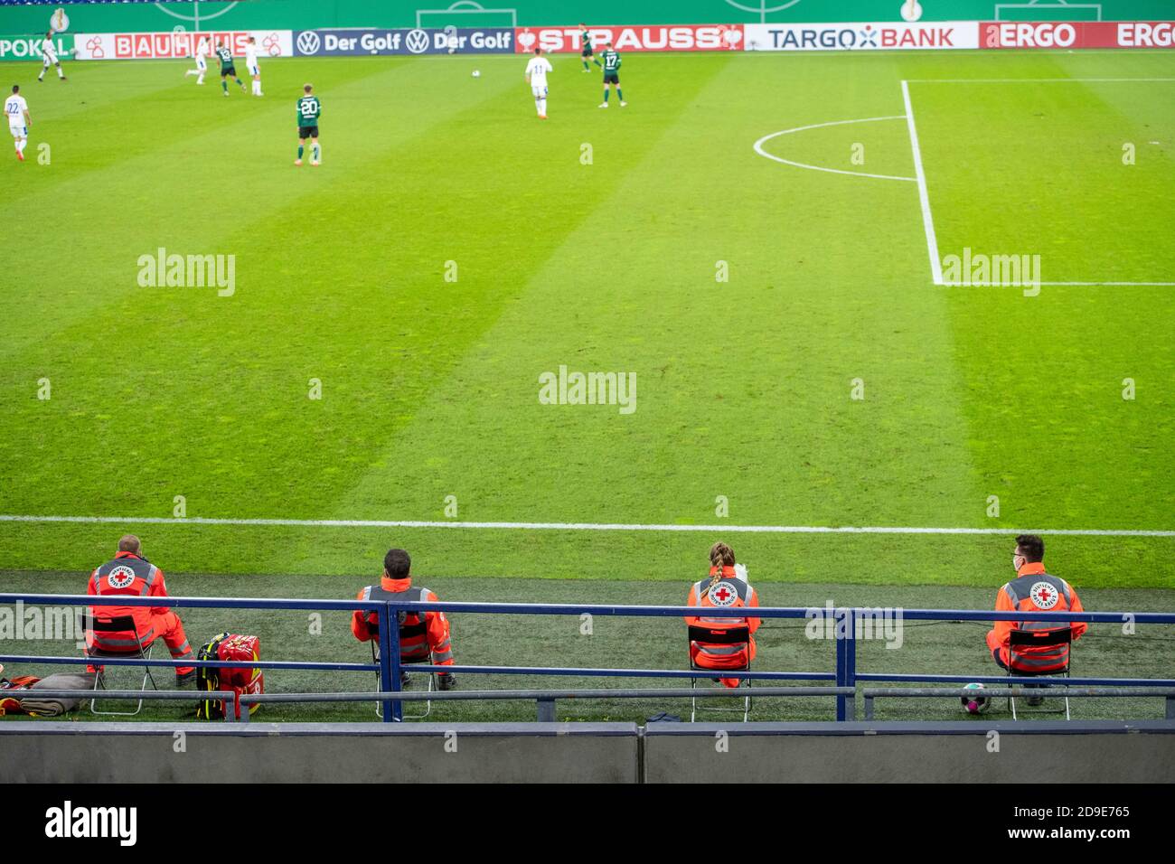 I paramedici inoltre mantengono la loro distanza nello stadio, nel calcio, nella Coppa DFB, 1° turno principale, 1. FC Schweinfurt 05 (SW) - FC Schalke 04 (GE) 1: 4 il 13 settembre 2020 a Gelsenkirchen/Germania. Â | utilizzo in tutto il mondo Foto Stock