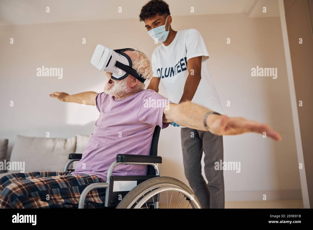 L'uomo caucasico ha apprezzato molto la realtà virtuale Foto Stock