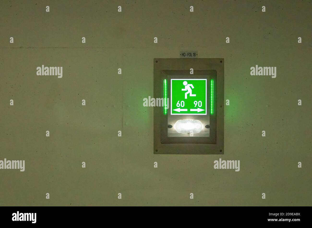 Cartello verde uscita di emergenza 60 90 in un tunnel. Foto Stock