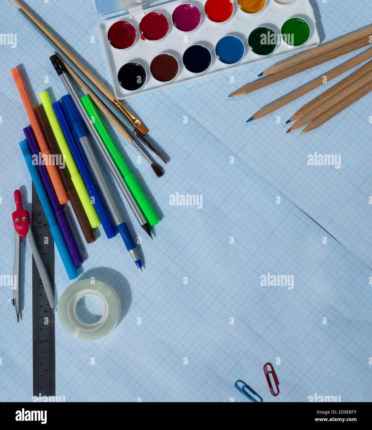 Cancelleria per la scuola e creatività su carta blu grafico. Spazio di copia per il testo. Foto Stock